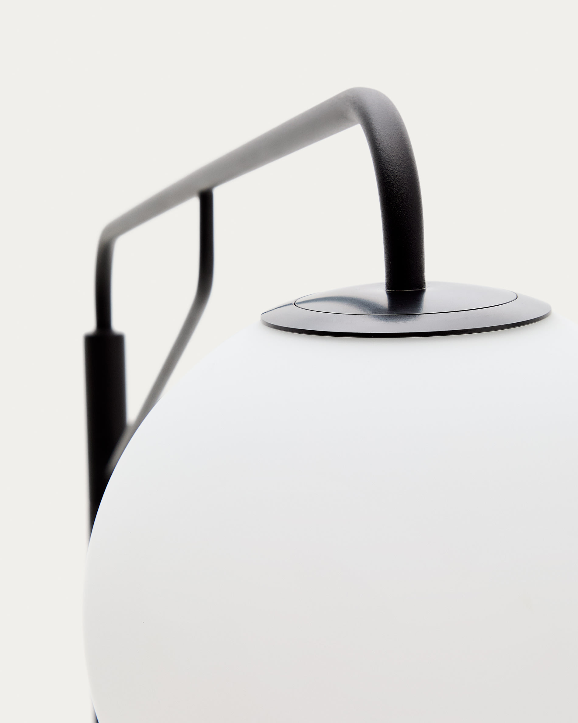 Eilo floor lamp in black steel with frosted glass globe