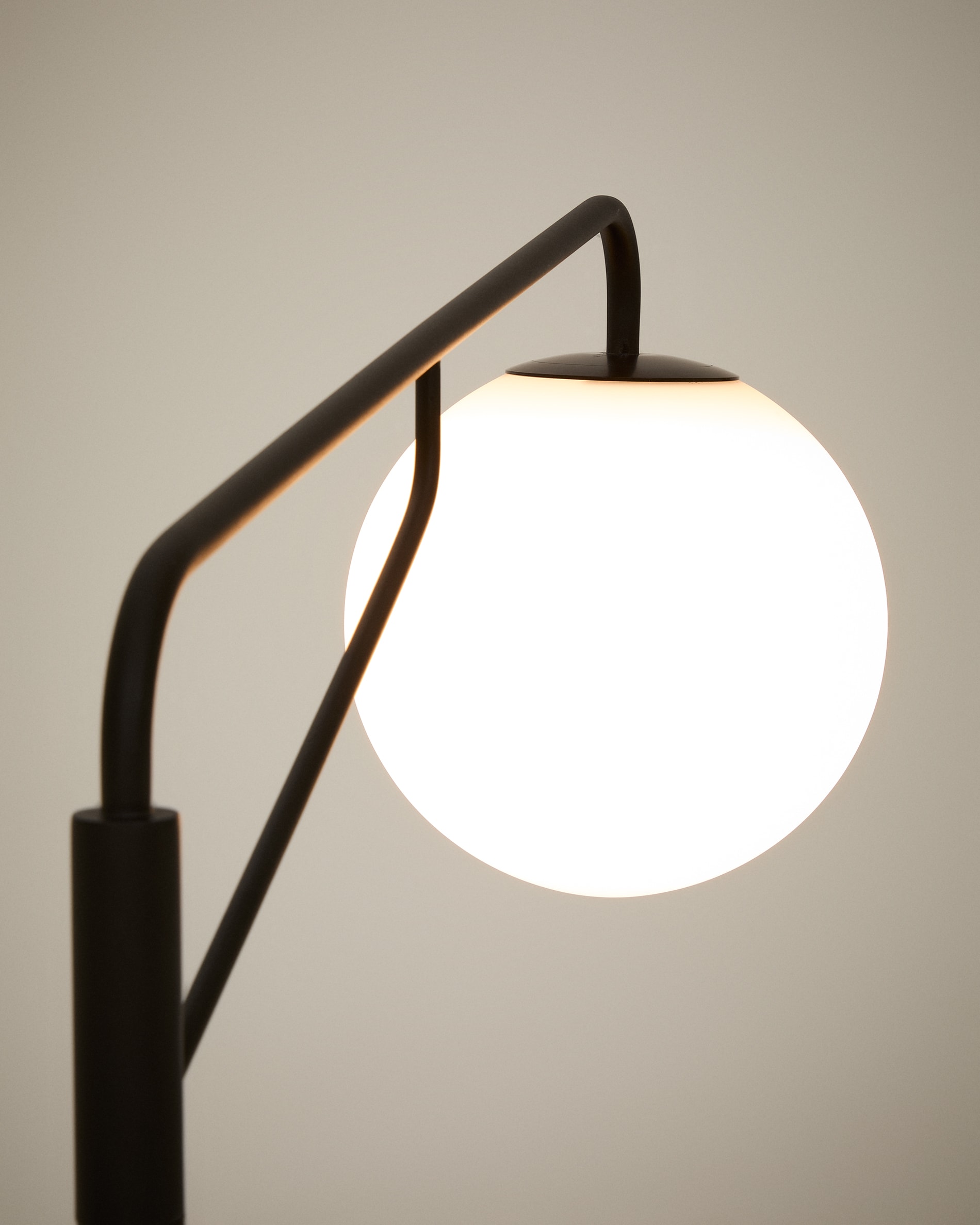 Eilo floor lamp in black steel with frosted glass globe