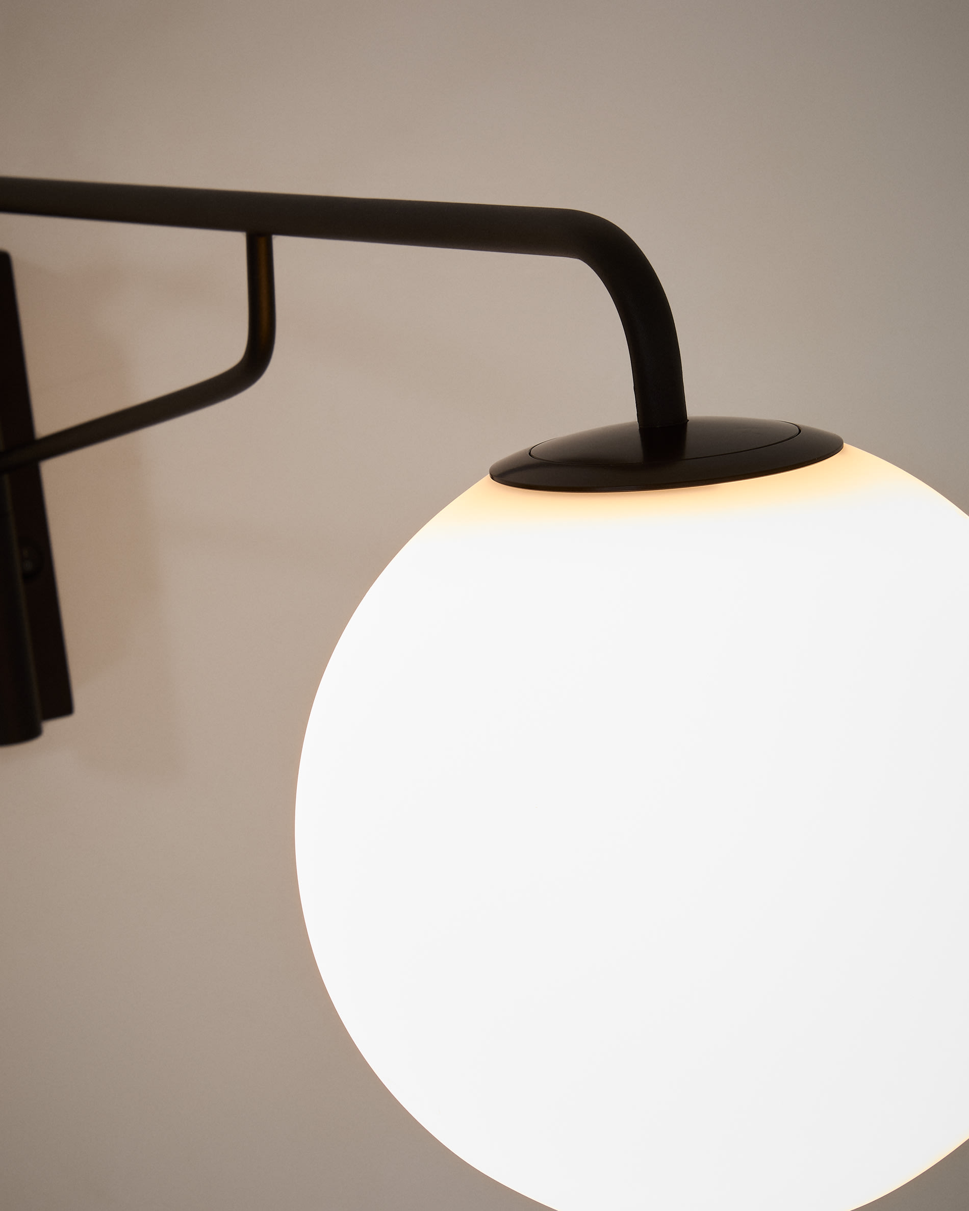 Eilo wall light in black steel with frosted glass globe