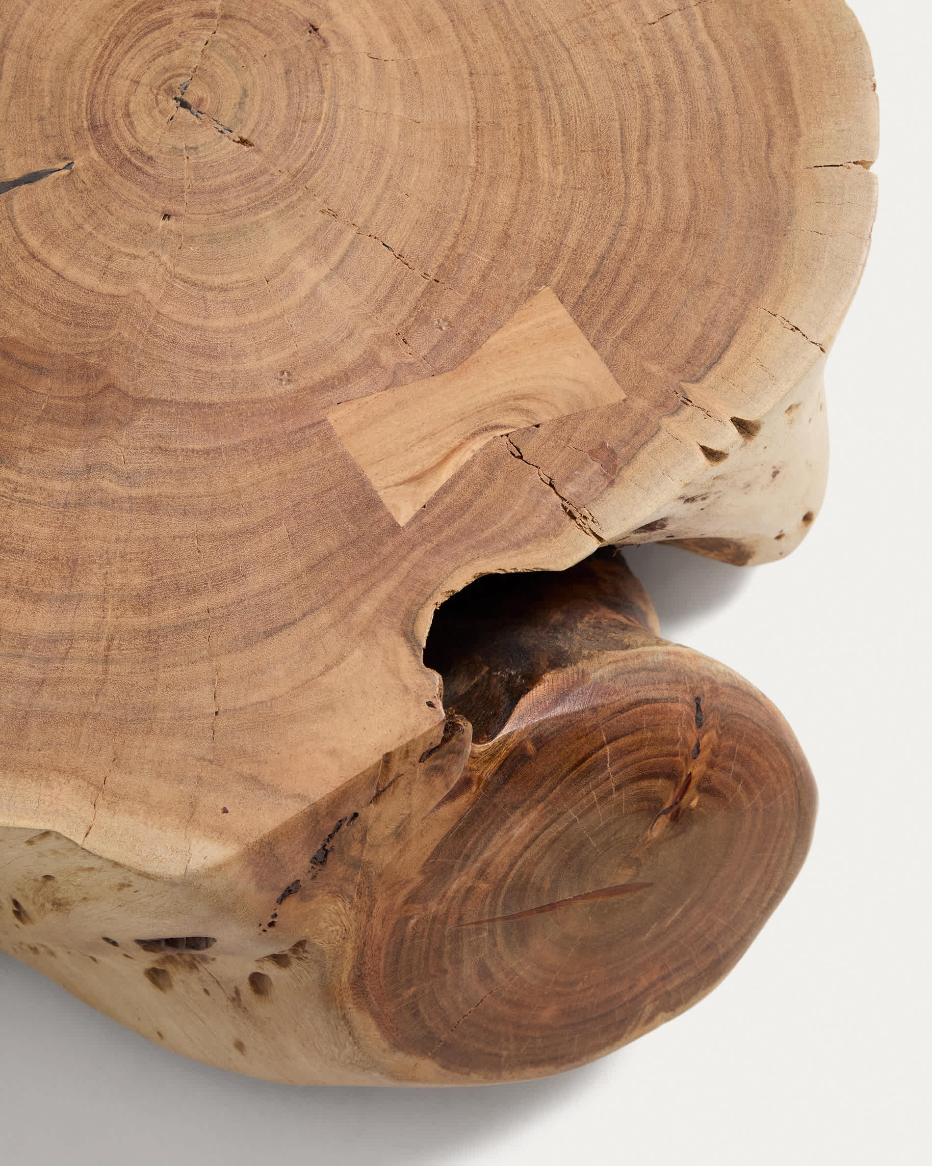 Tavine coffee table in solid acacia wood with bleached finish with wheels Ø65cm
