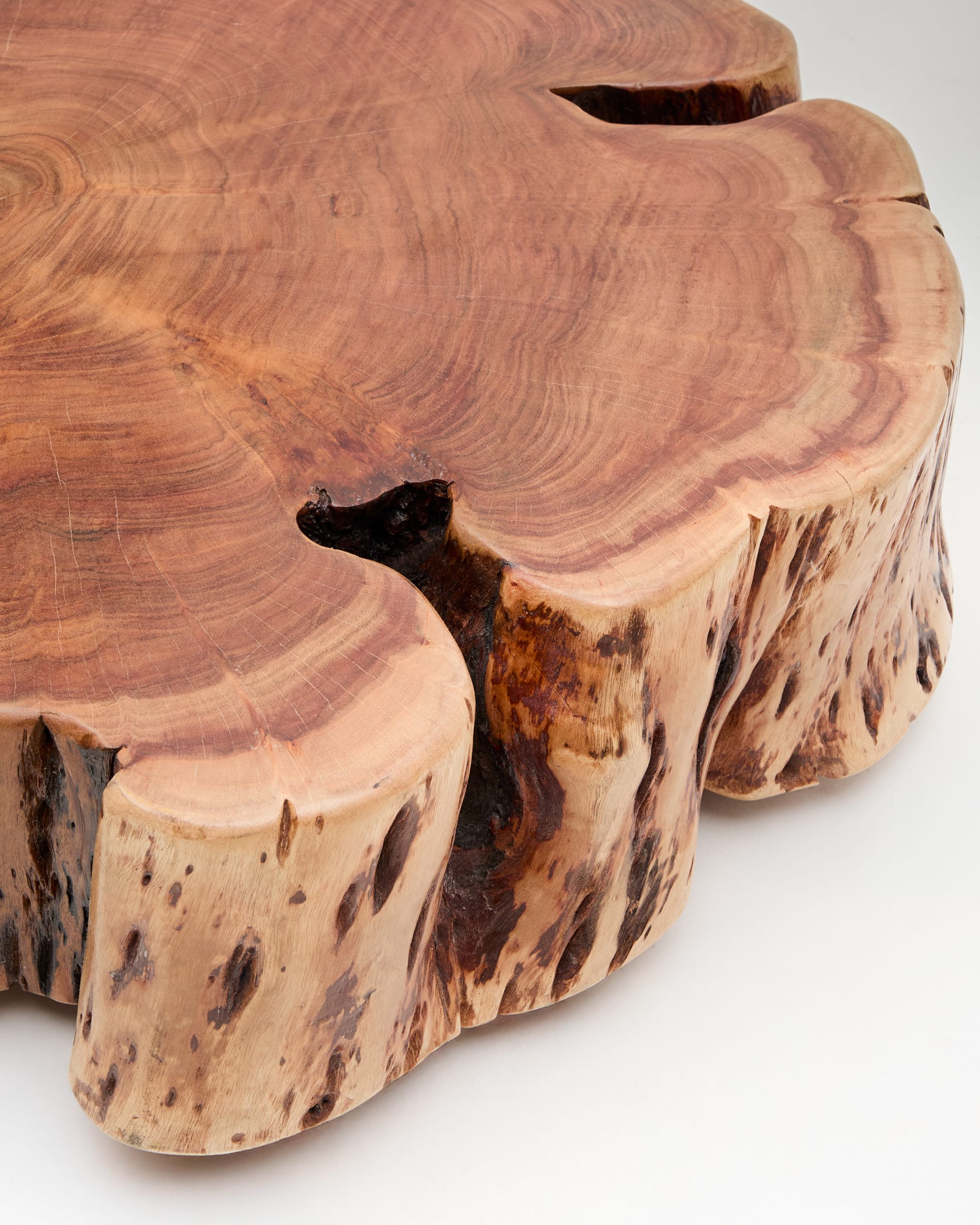 Tavine coffee table in solid acacia wood with bleached finish with wheels Ø85cm