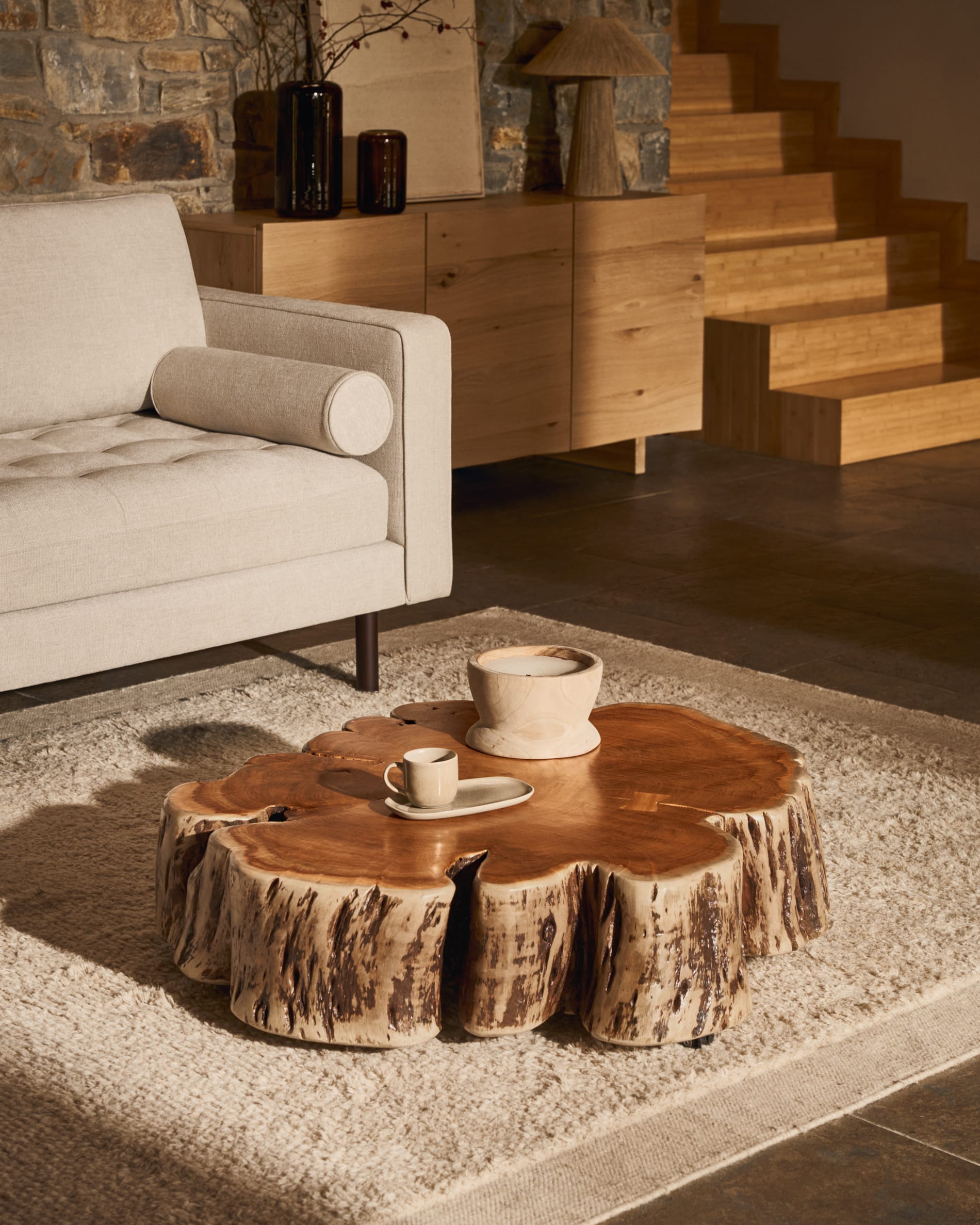 Table basse Tavine en bois d’acacia avec finition blanchie et roulettes Ø — Kave Home