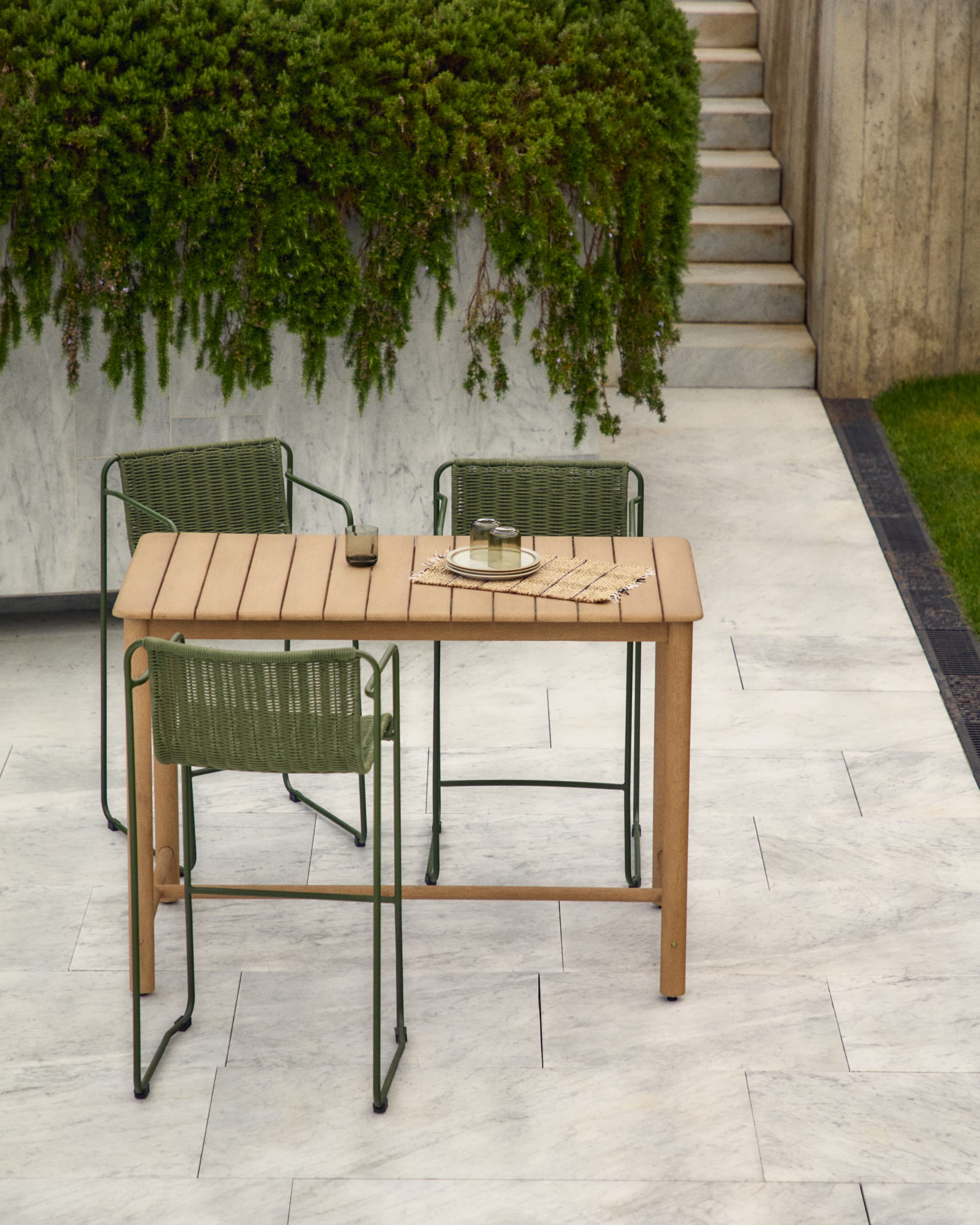 Sori table in FSC 100% solid acacia wood 135 x 78cm