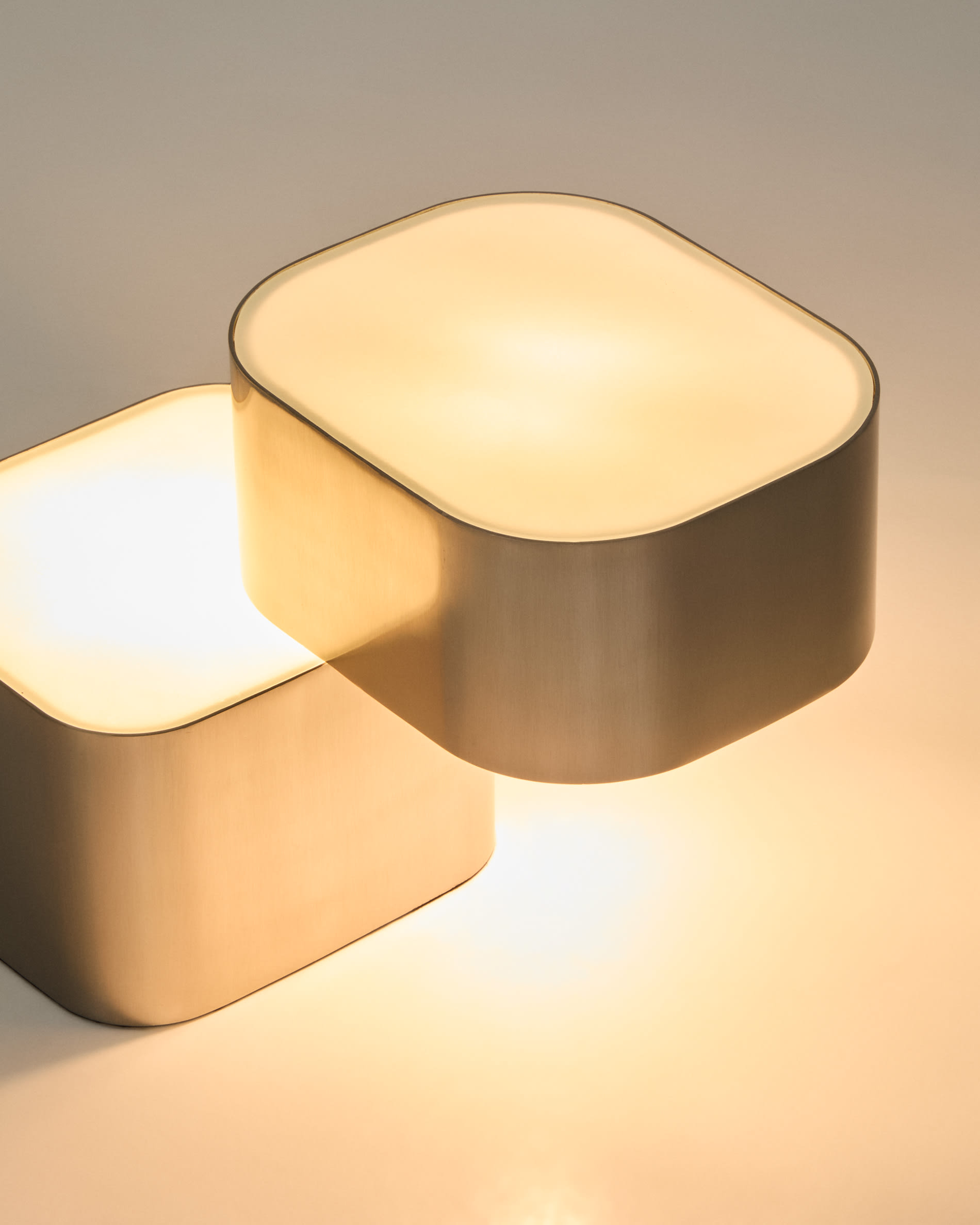 Tanden table lamp in grey metal with brushed finish