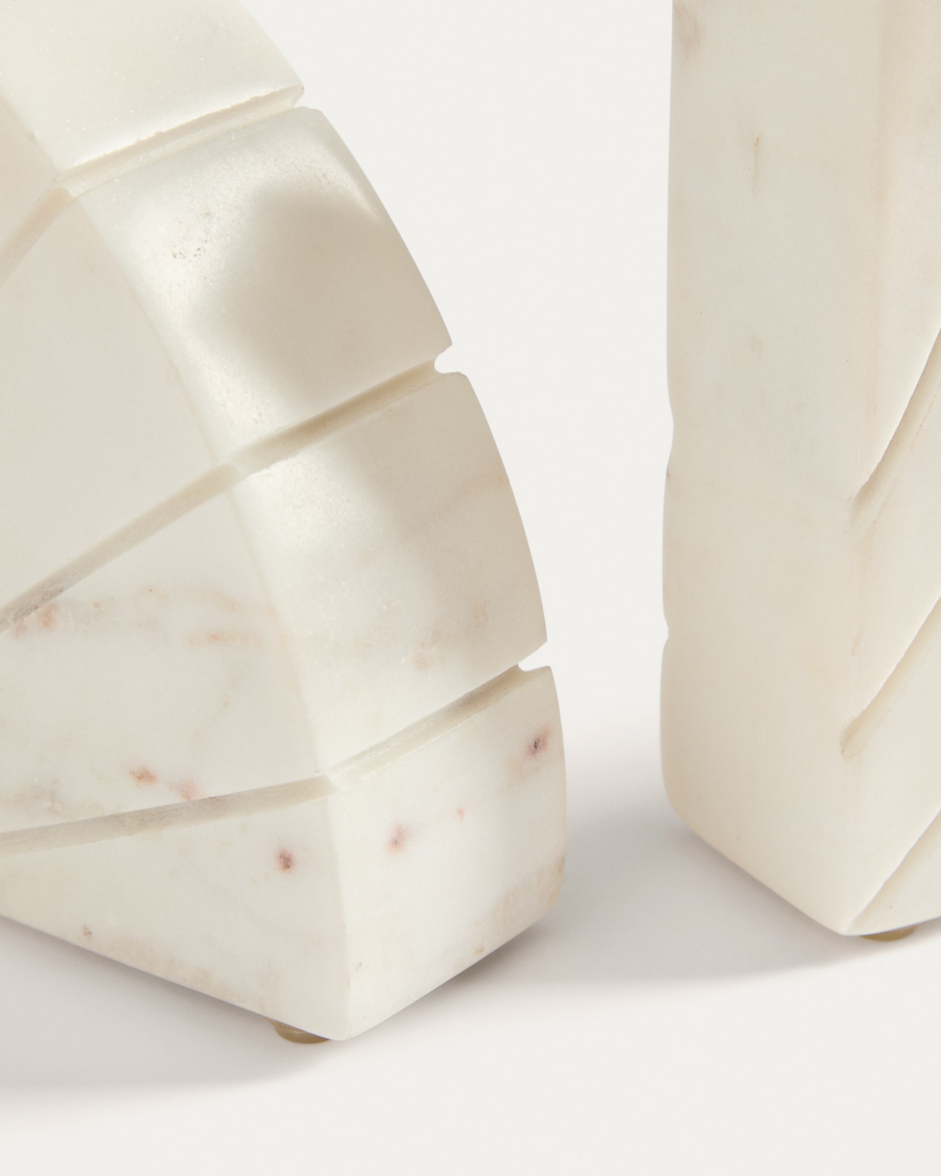 Serela bookend in white marble