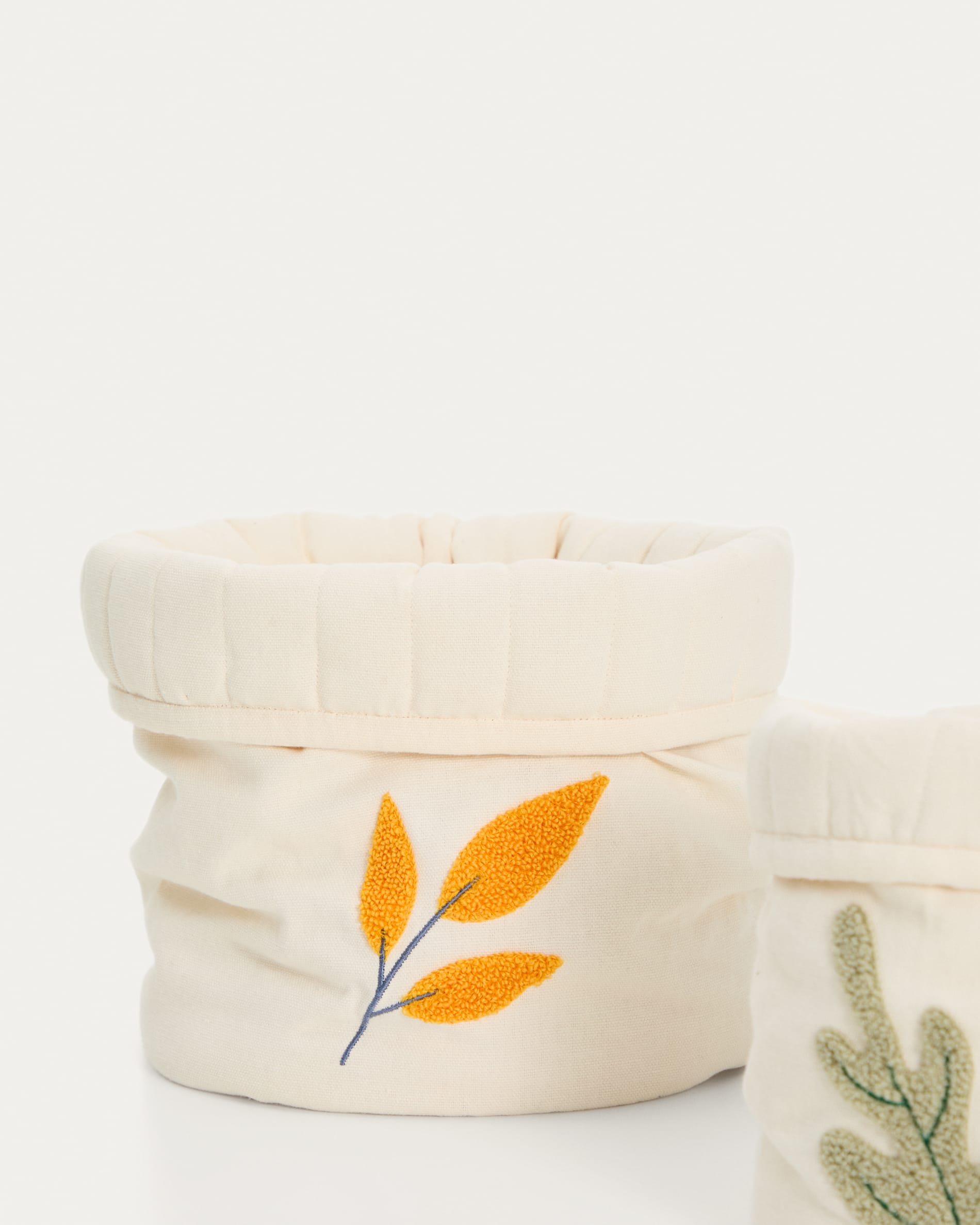 Tandani set of 2 beige cotton children's baskets with embroidered leaves