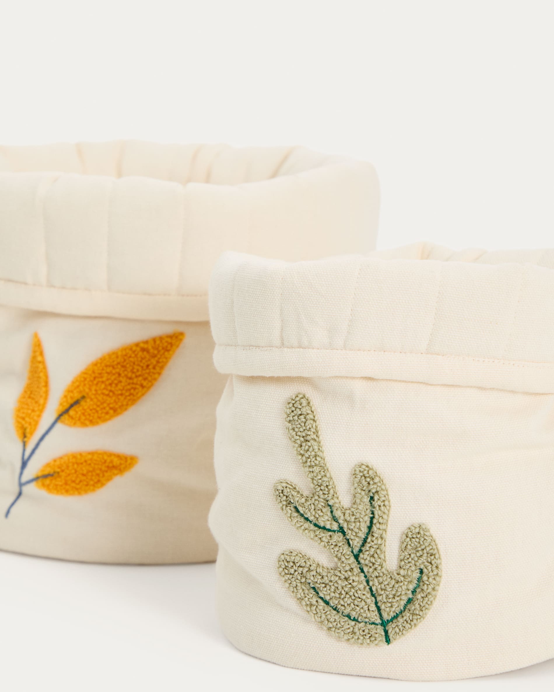 Tandani set of 2 beige cotton children's baskets with embroidered leaves