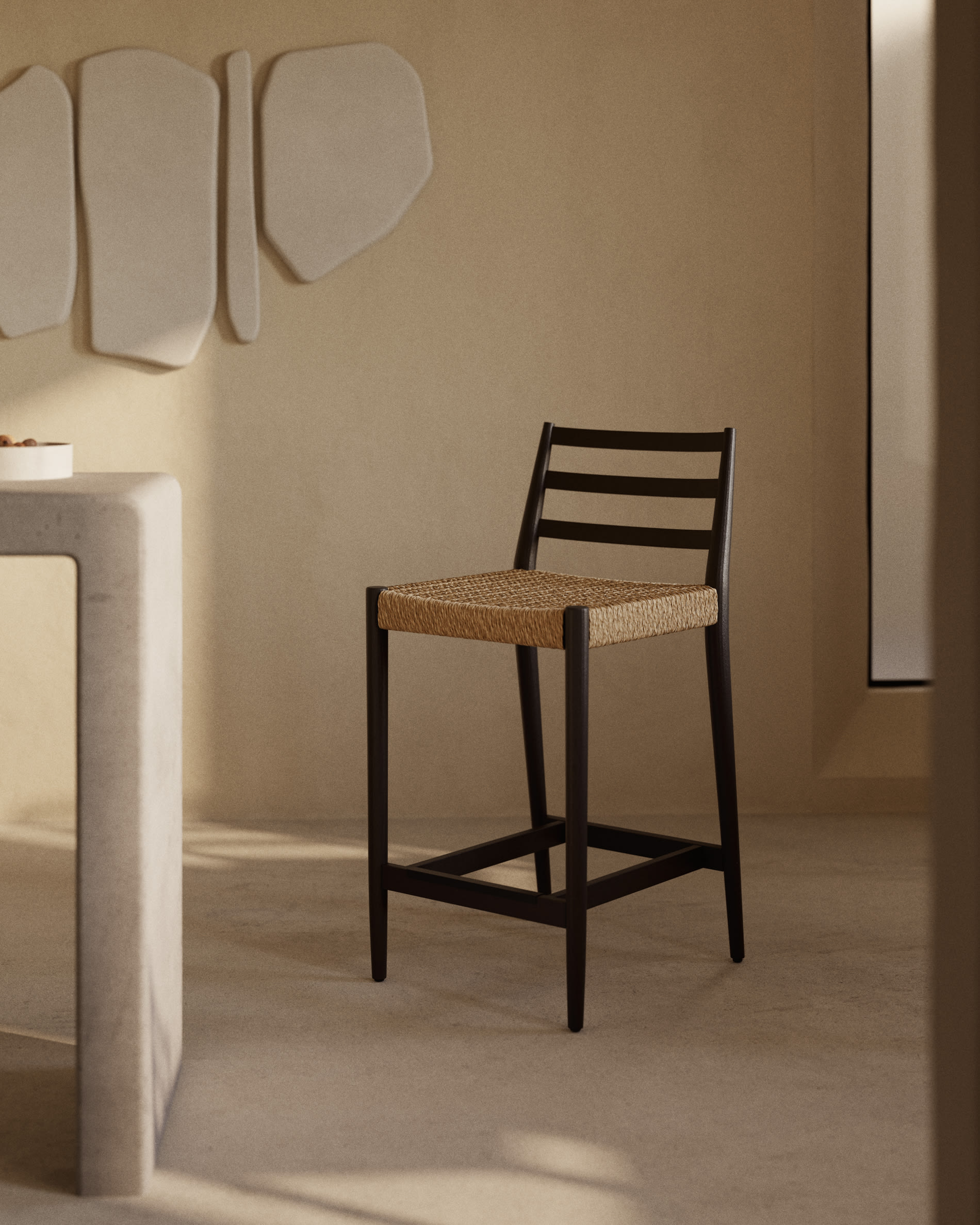 Analy stool with backrest in solid oak wood with black finish and rope seat, 65 cm, FSC Mix Credit