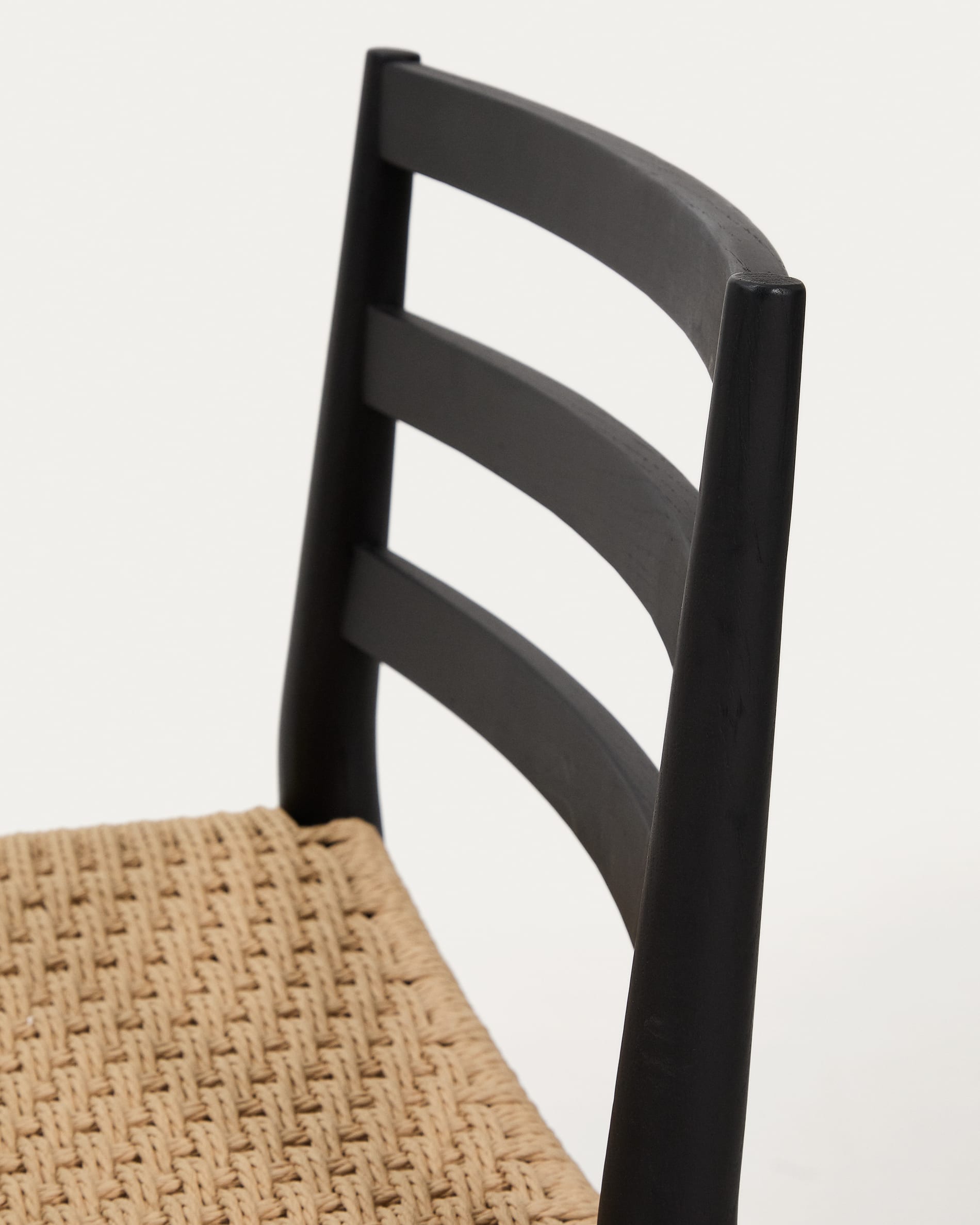 Analy stool with backrest in solid oak wood with black finish and rope seat, 65 cm, FSC Mix Credit