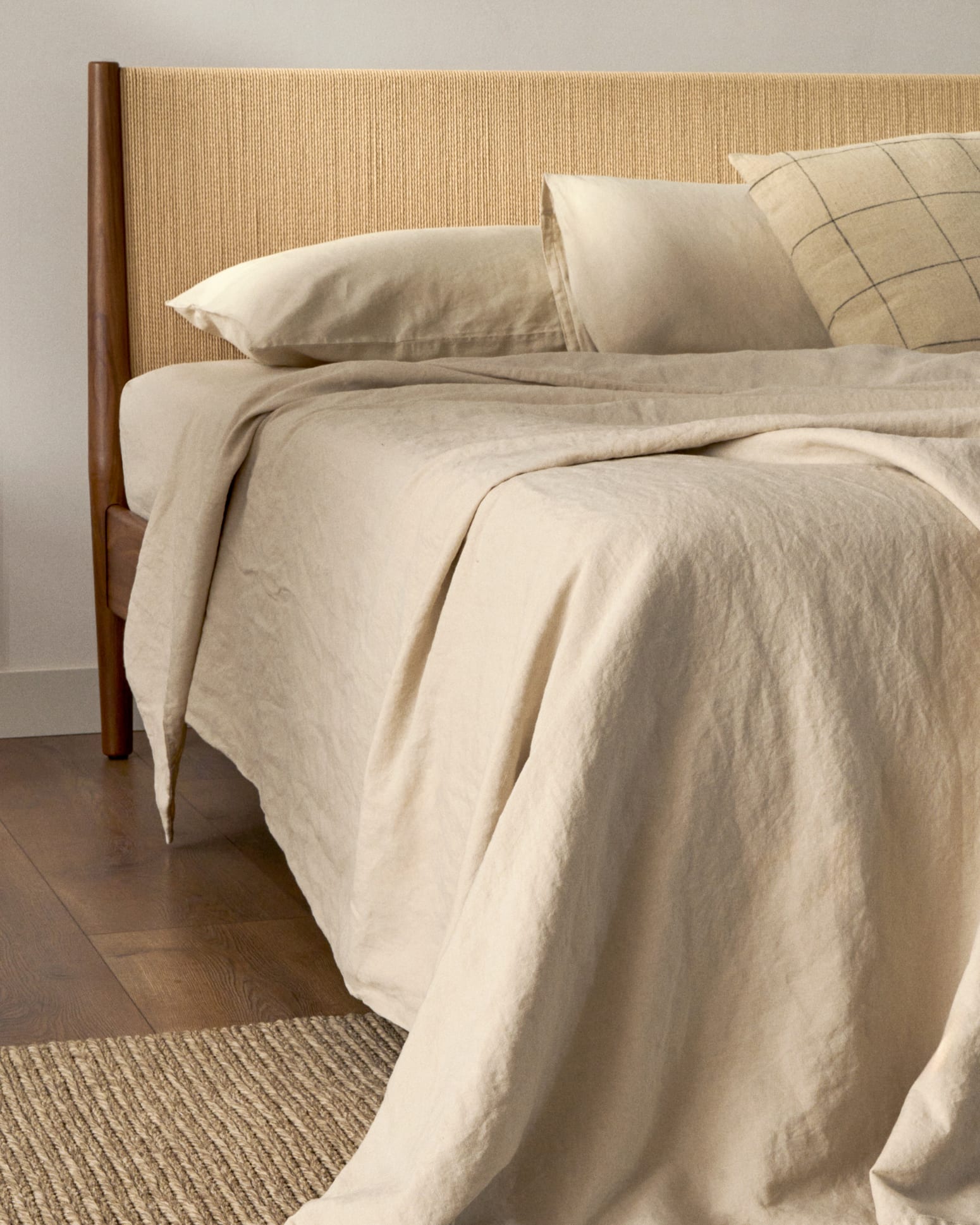Elan bed in veneer and solid walnut wood with cord mattress 180 x 200 cm FSC Mix Credit