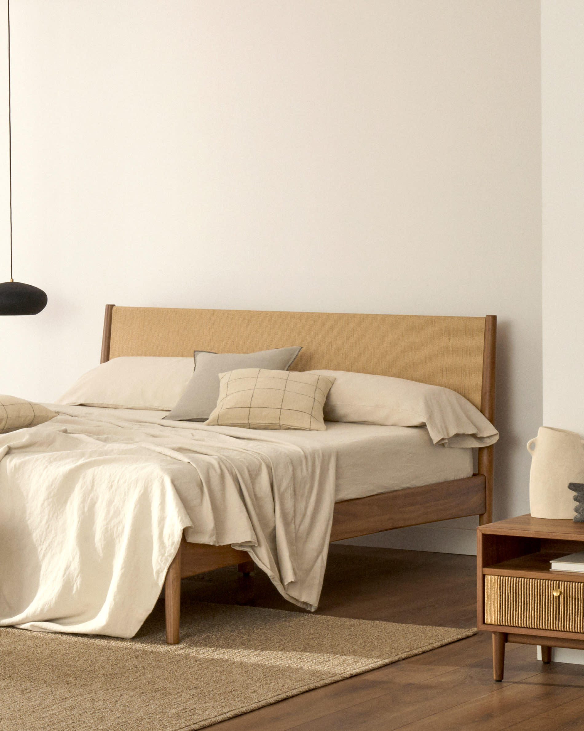 Elan bed in veneer and solid walnut wood with cord mattress 160 x 200 cm FSC Mix Credit