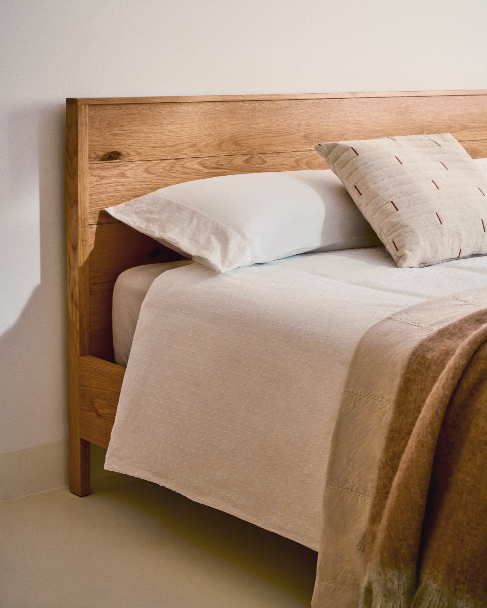 Alguema bed in oak veneer with natural finish for 160 x 200cm mattress