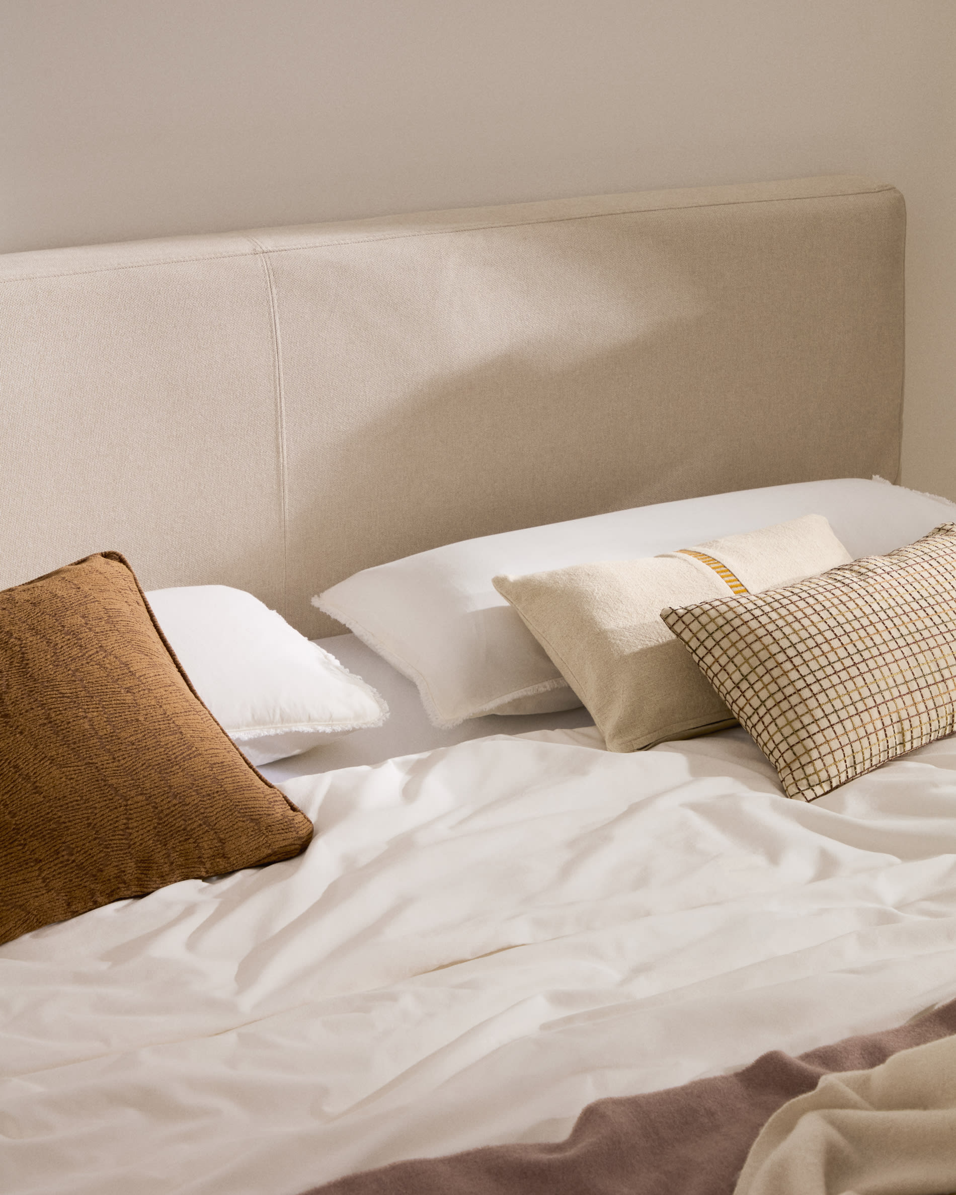 Ecru Blok bed with removable covers for 180 x 200 cm mattress FSC Mix Credit