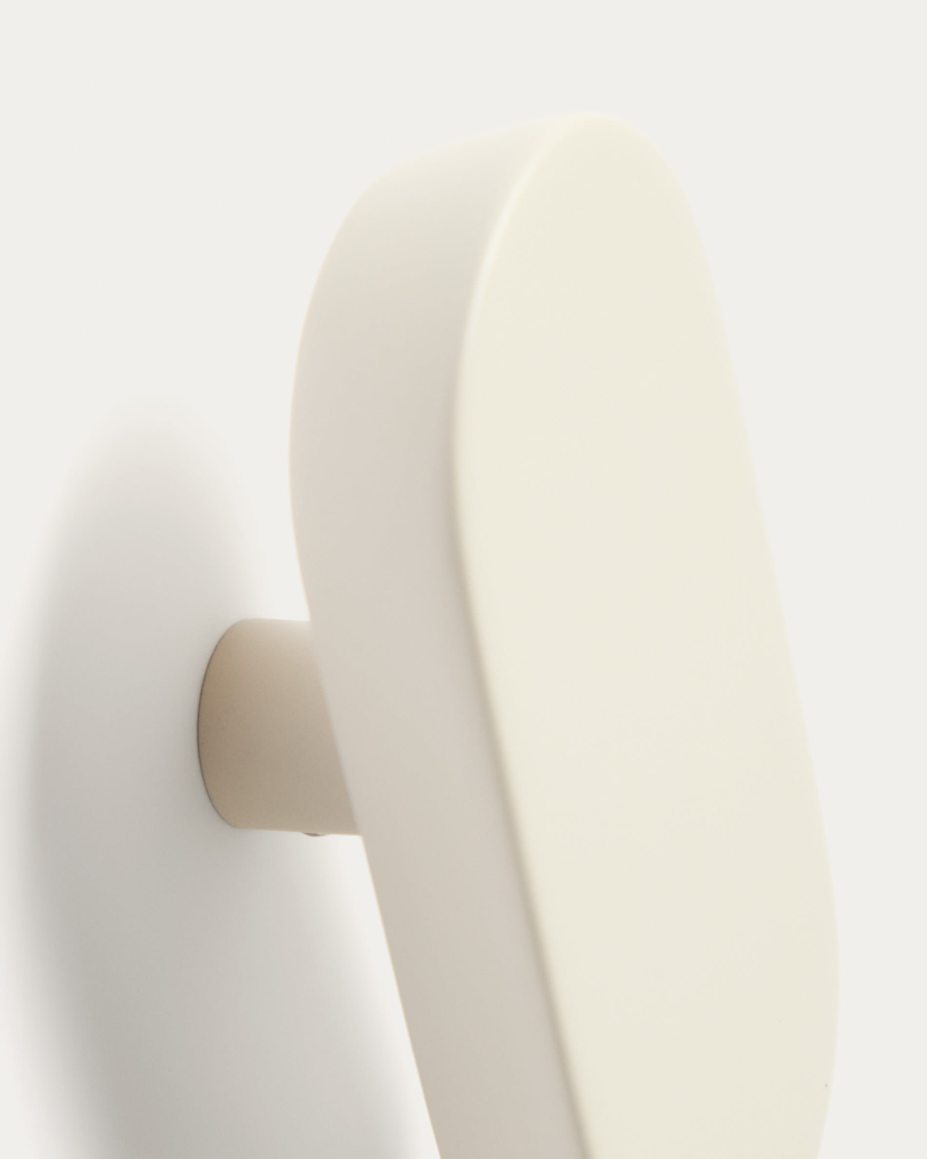Arely set of 2 solid beech wood hangers with beige lacquer finish 6.5 cm/10 cm