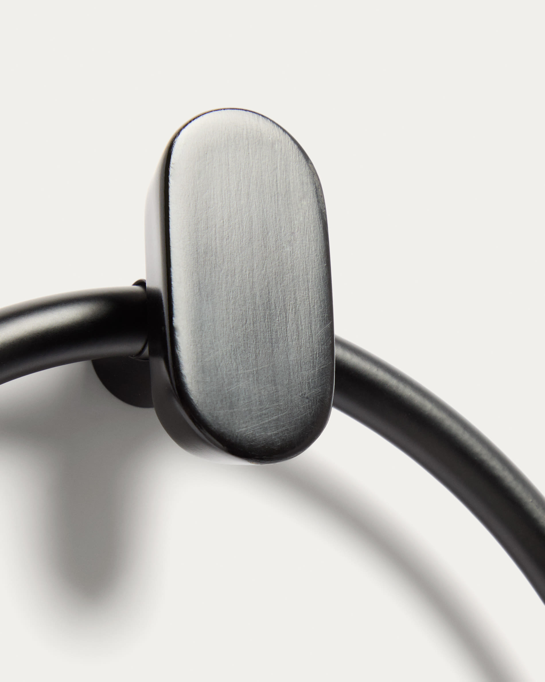 Black metal Arely towel ring