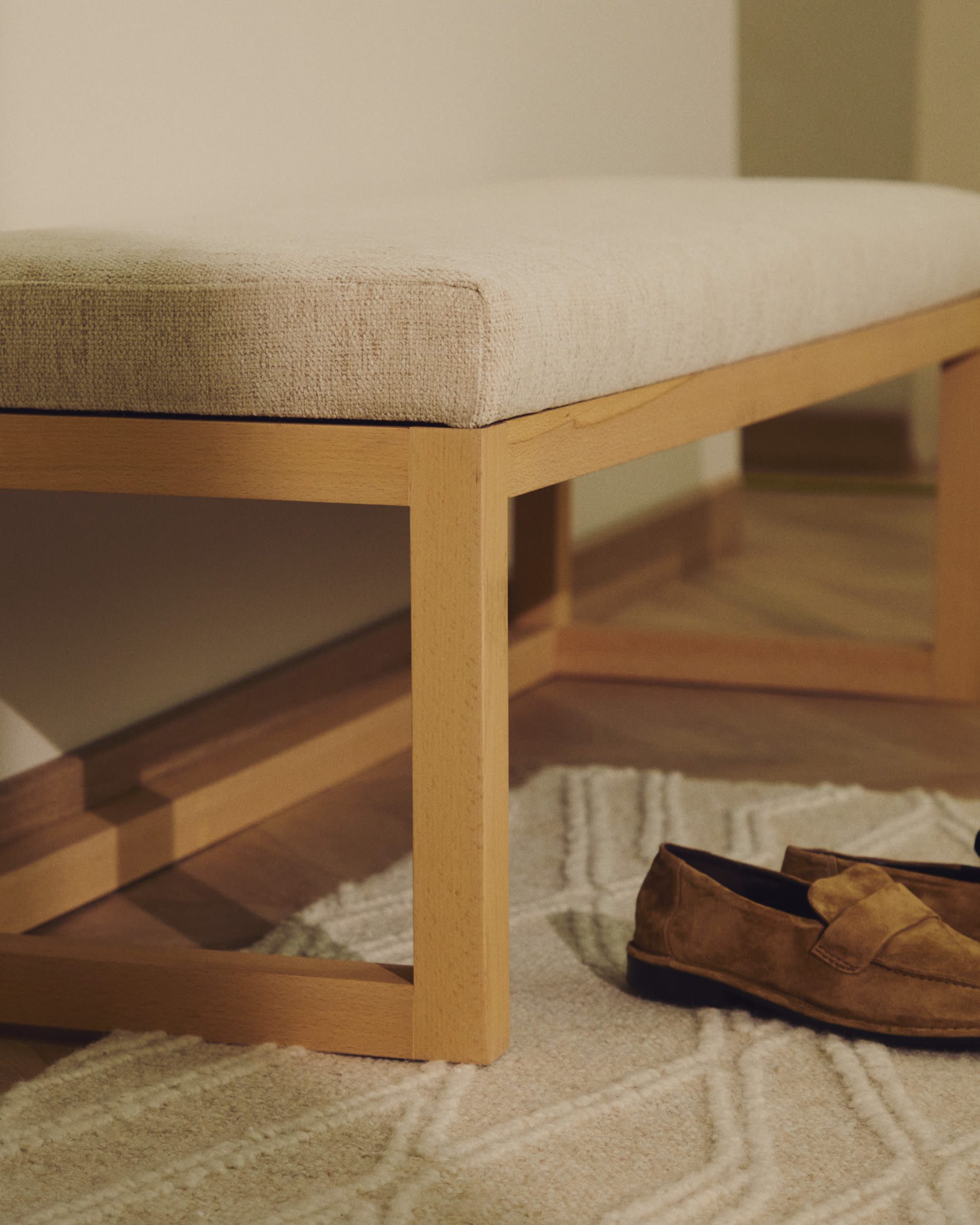 Loya bench in beige chenille and beech wood 128cm