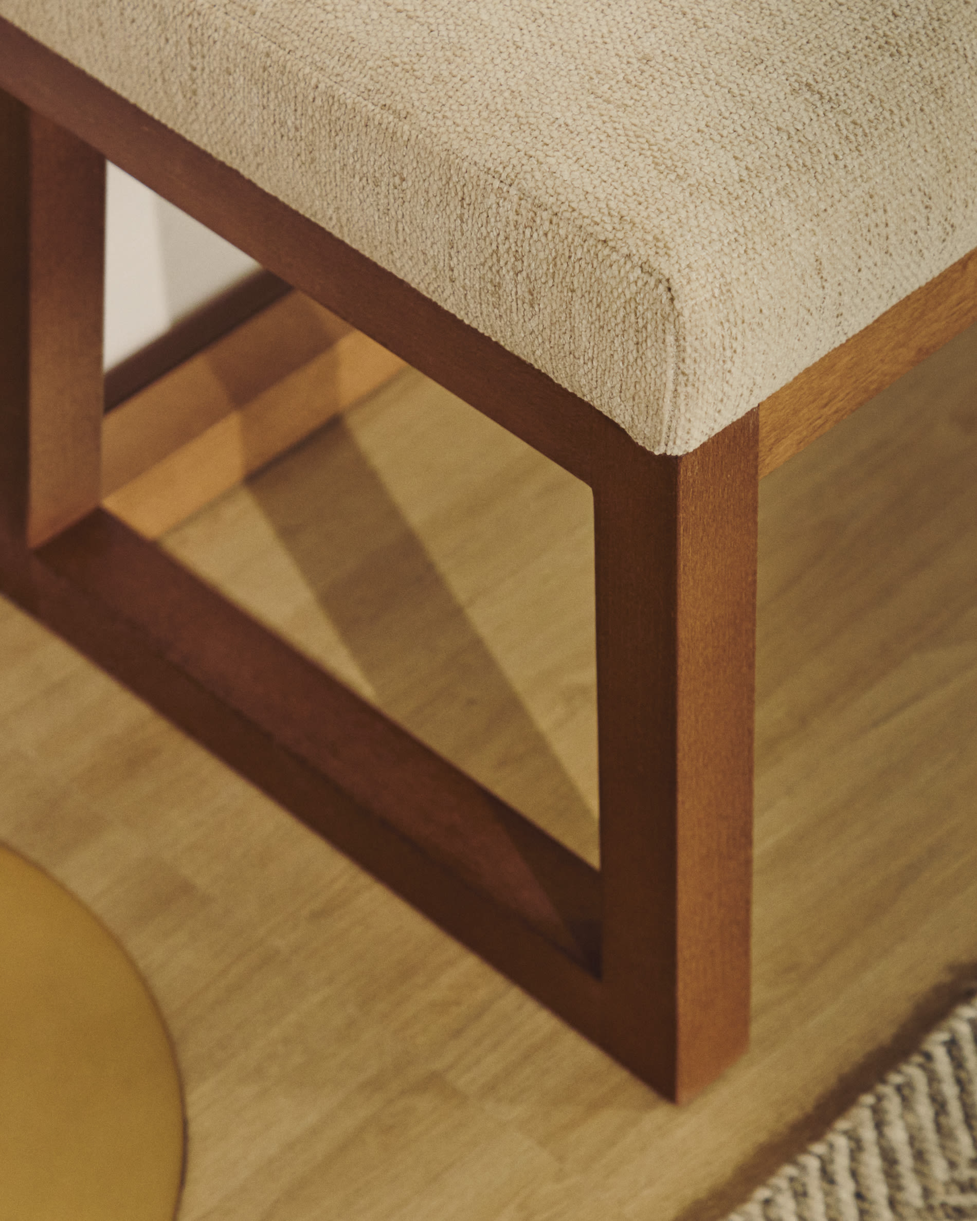 Loya bench in beige chenille and beech wood with walnut-coloured finish 128cm