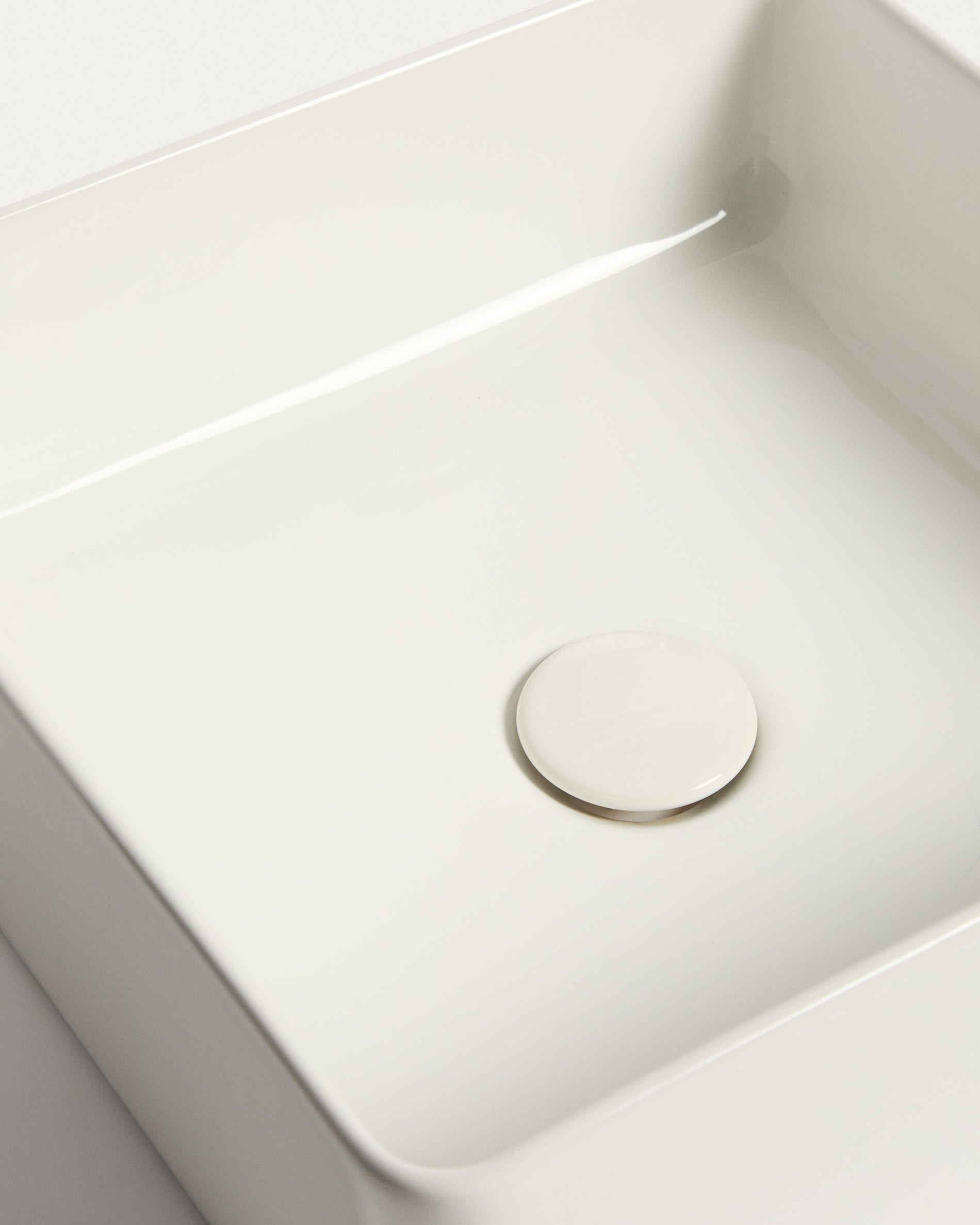 Ovara countertop basin in white glazed ceramic 36.5 x 36.5 cm