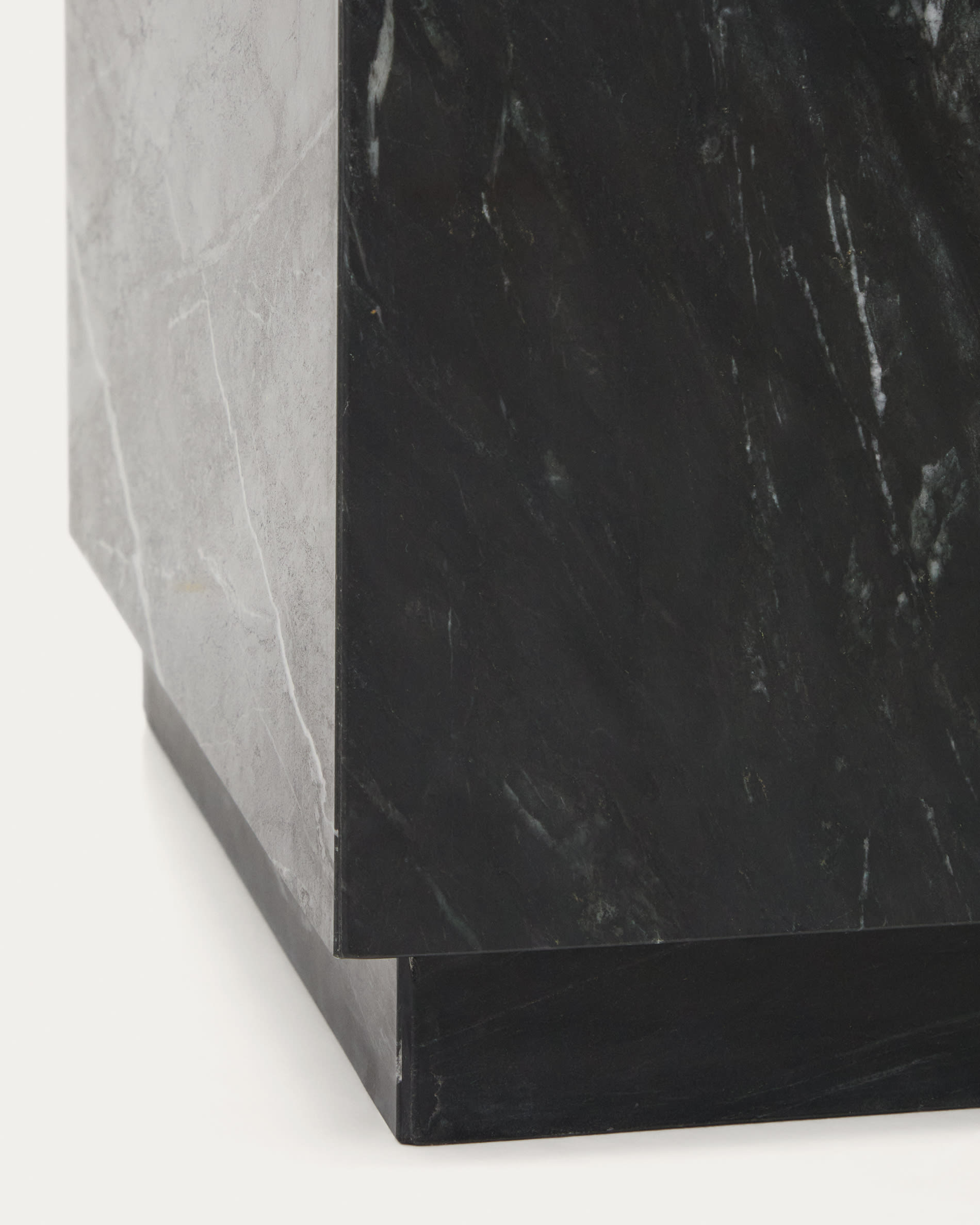 Sorein side table in black marble 40 x 40 cm