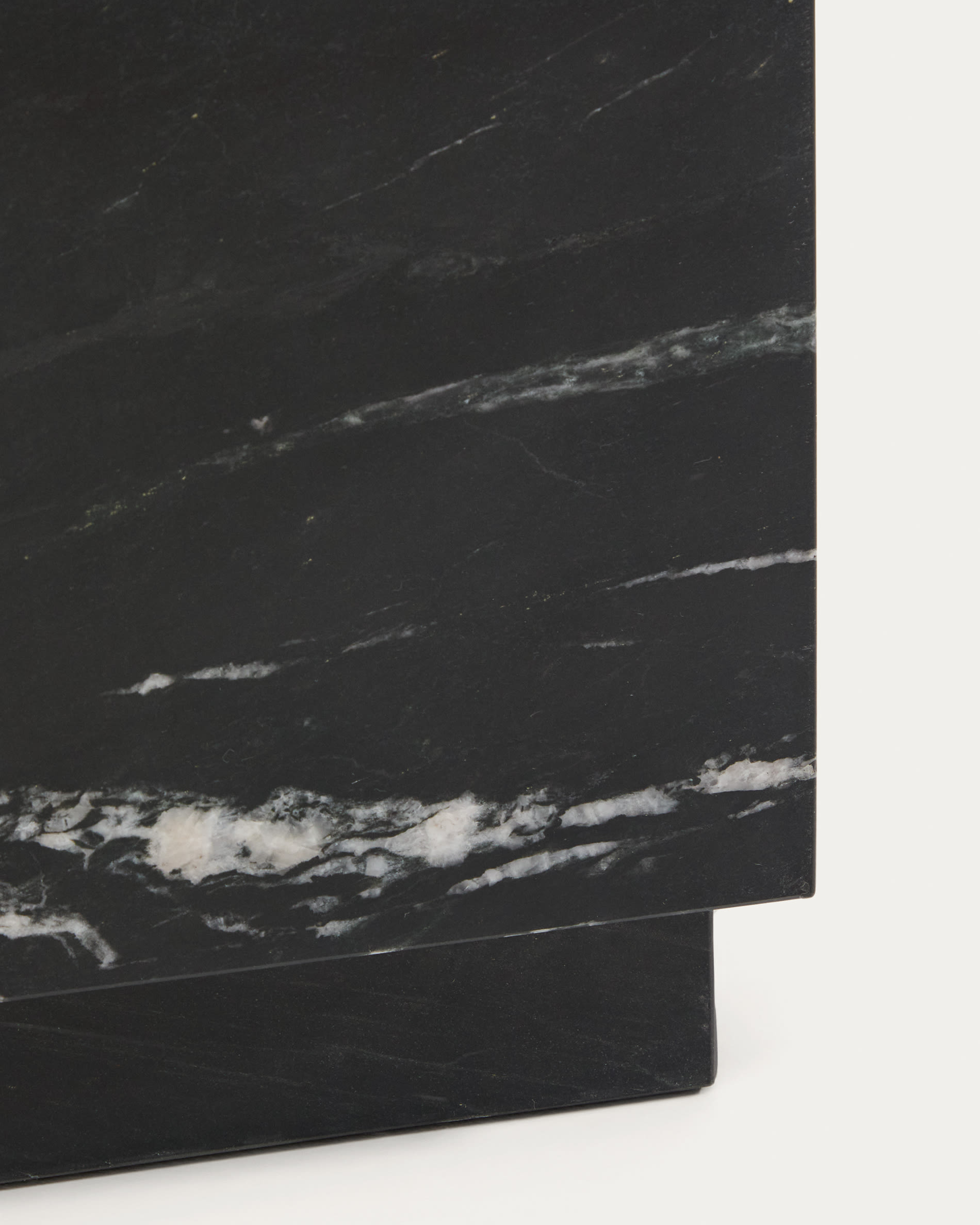Sorein side table in black marble 40 x 40 cm