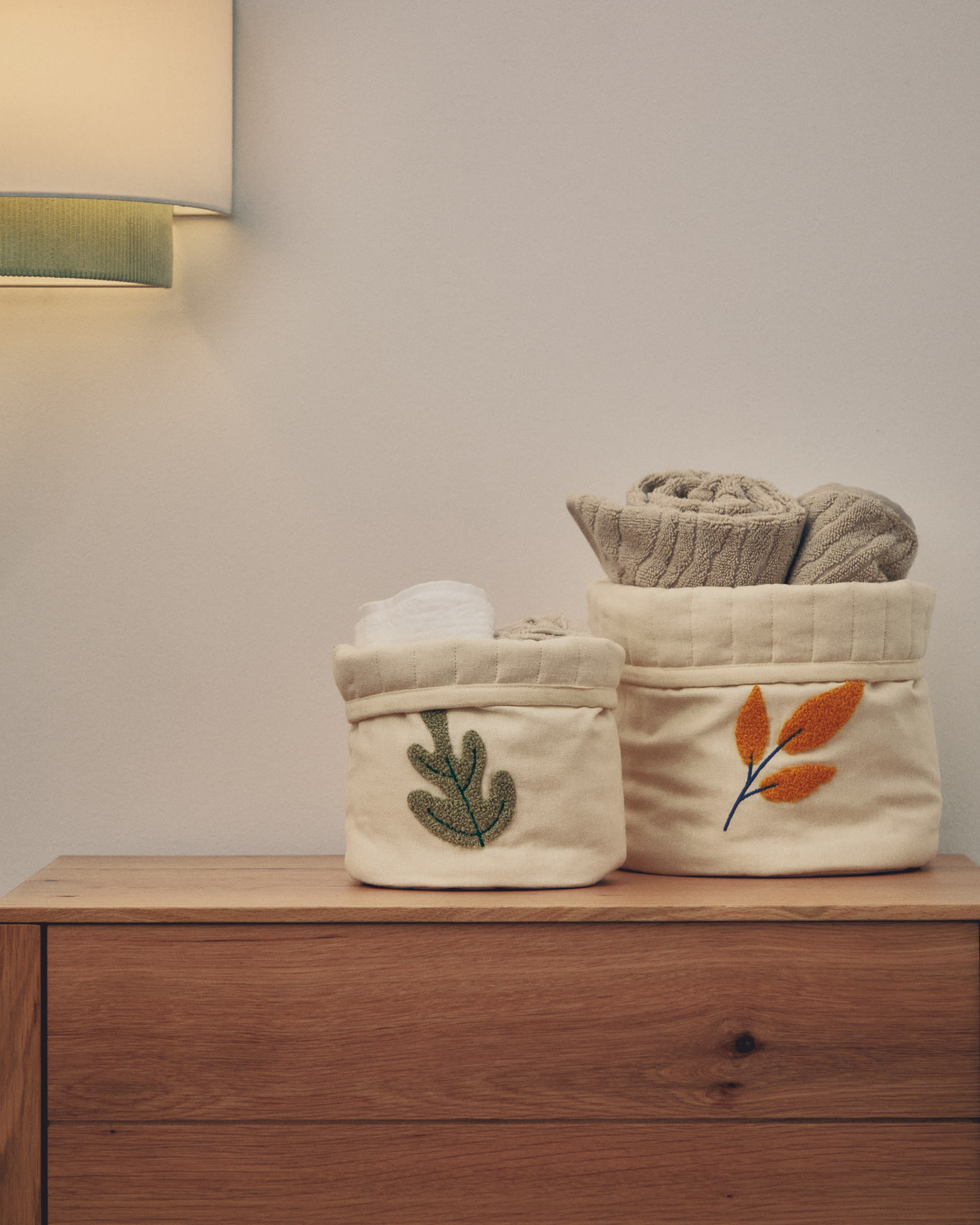 Tandani set of 2 beige cotton children's baskets with embroidered leaves