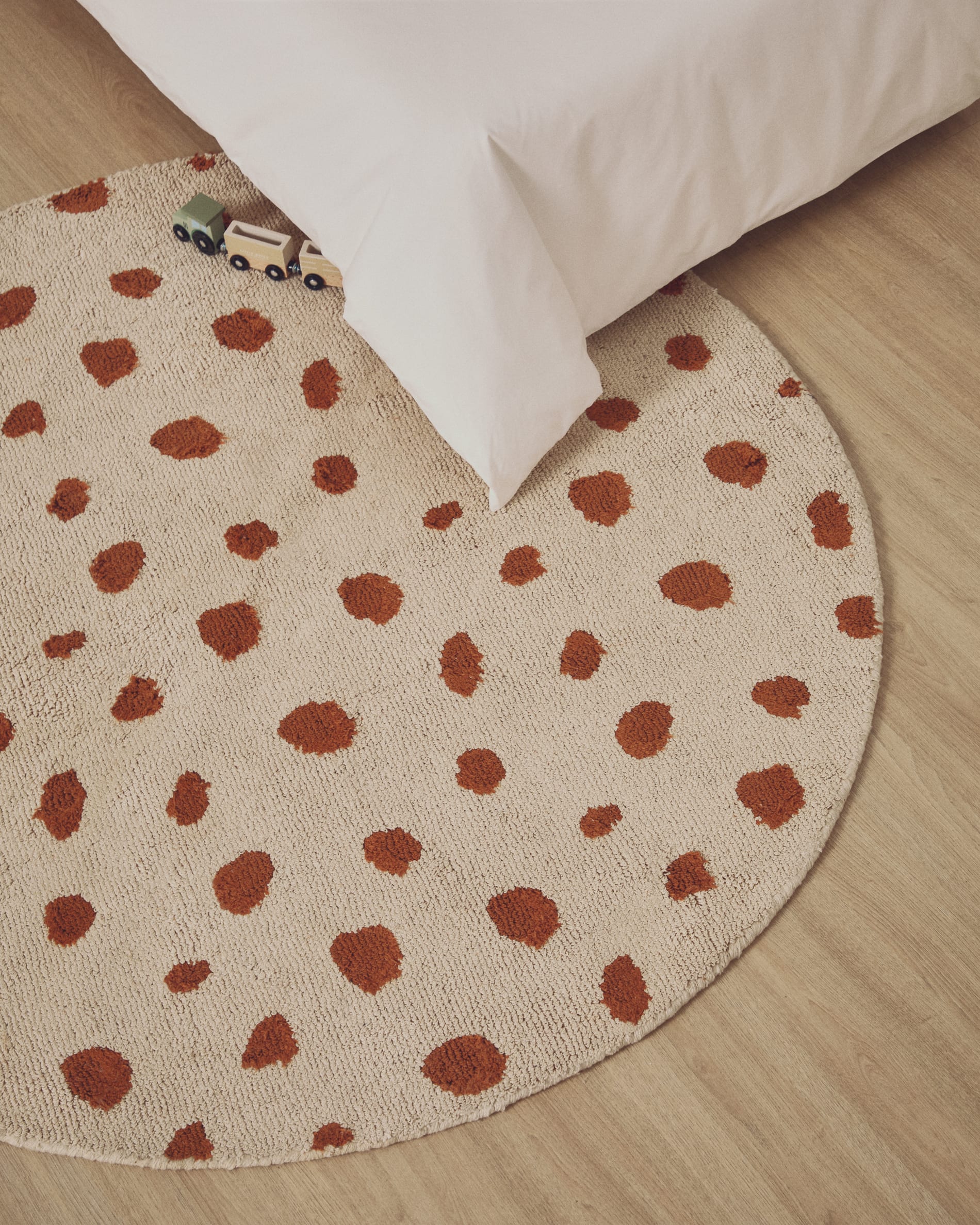 Tandani beige cotton round rug with orange cheetah design Ø 100cm