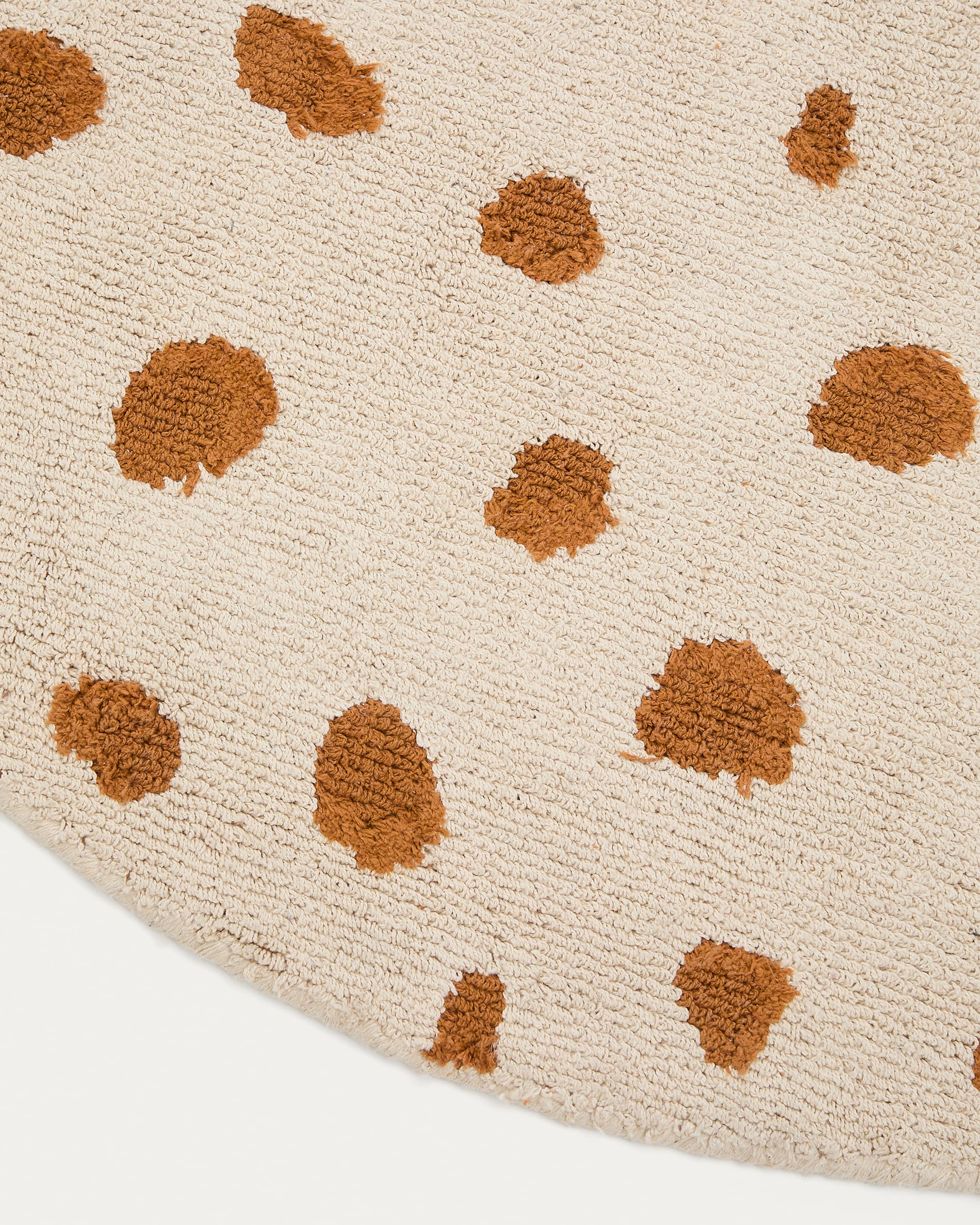 Tandani beige cotton round rug with orange cheetah design Ø 100cm