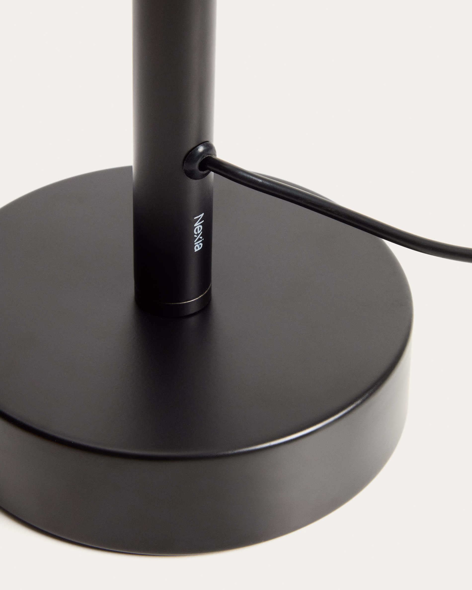 Bow black aluminium table lamp