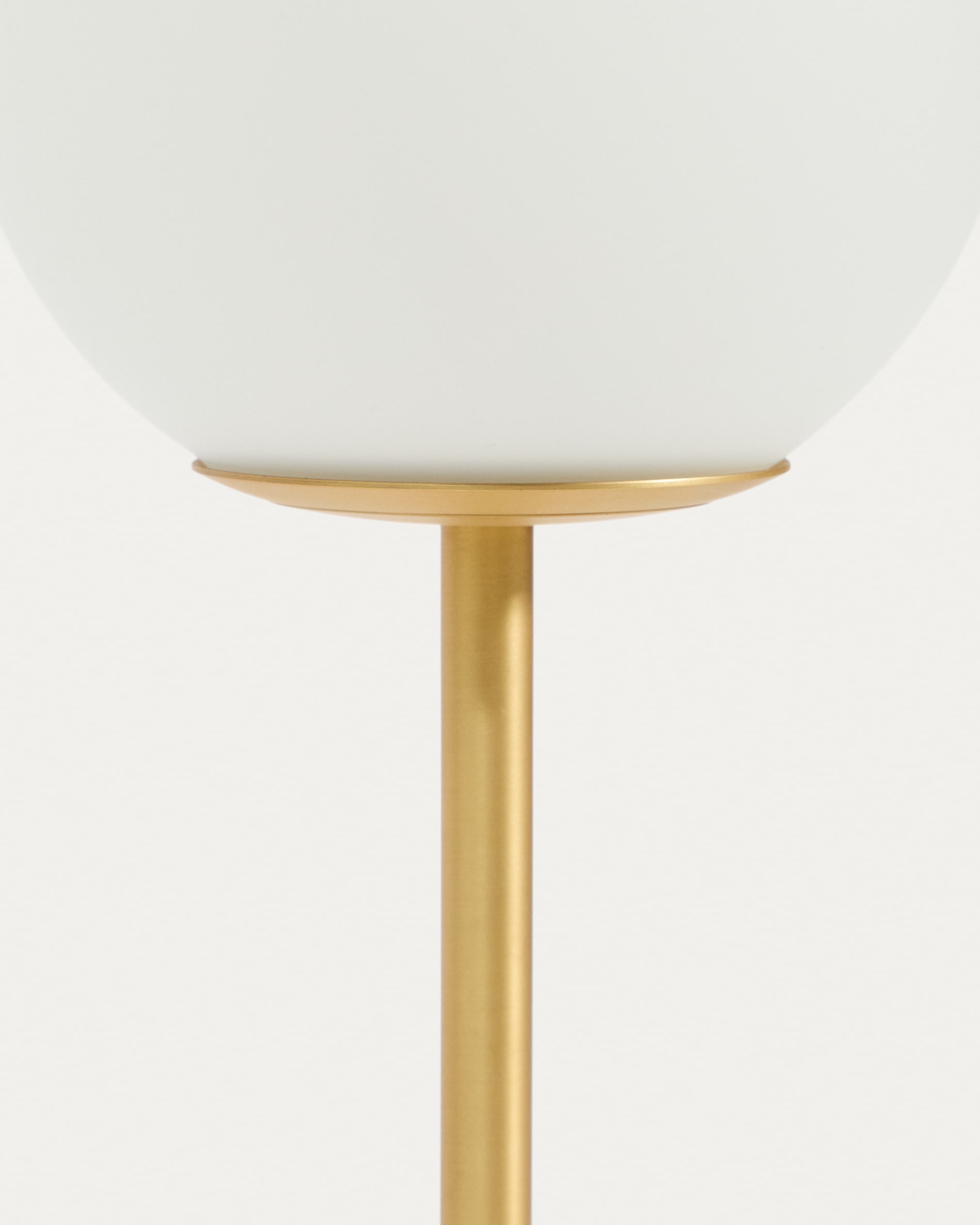 Brisia metal table lamp with brushed brass finish and 1 frosted glass ball Ø15cm