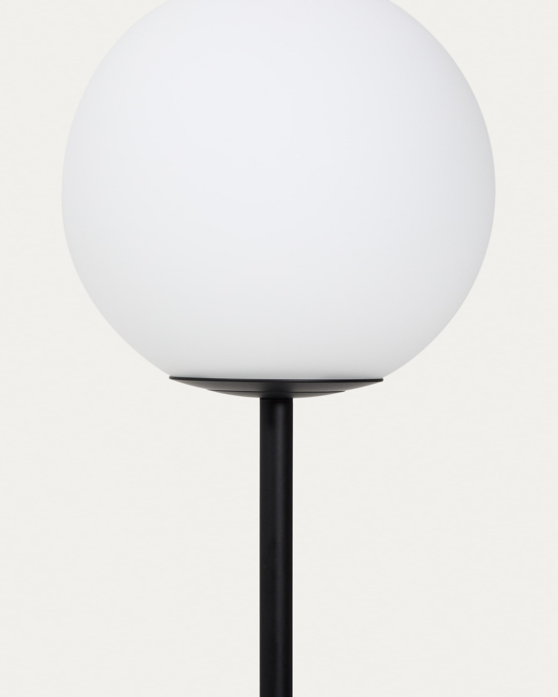 Brisia metal floor lamp with black finish and 1 frosted glass ball Ø20 cm