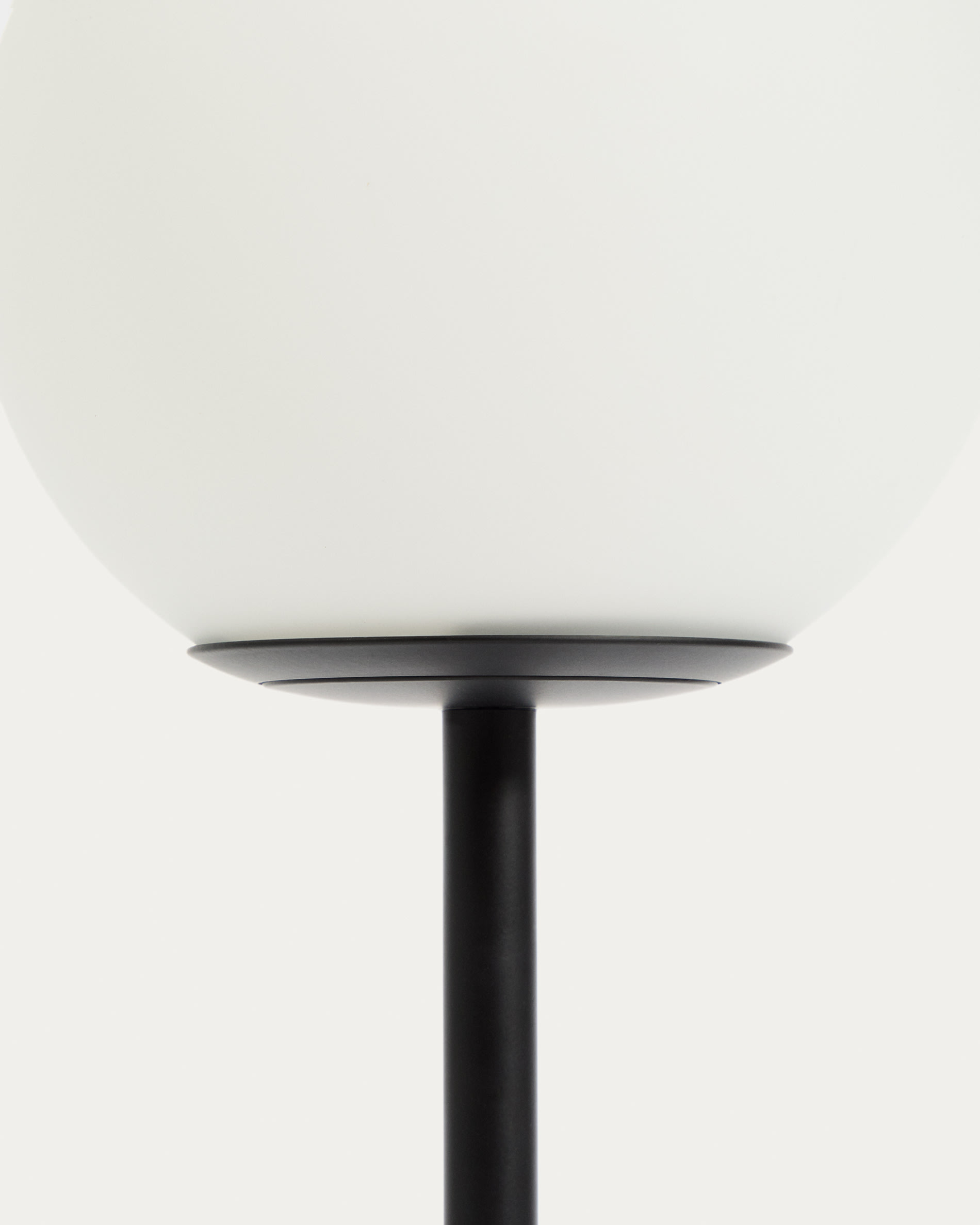 Brisia metal table lamp with black finish and 1 frosted glass ball Ø15cm