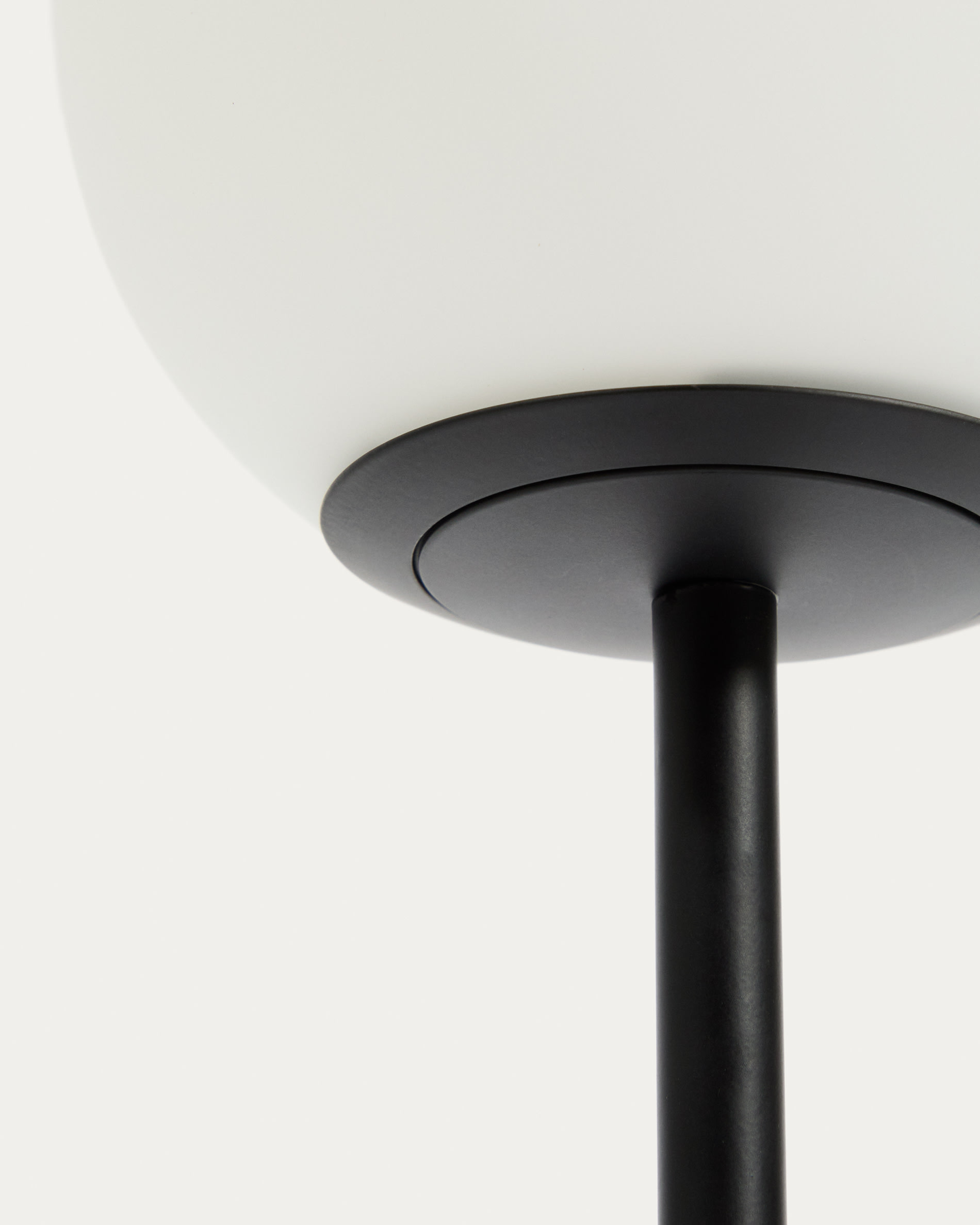 Brisia metal table lamp with black finish and 1 frosted glass ball Ø15cm