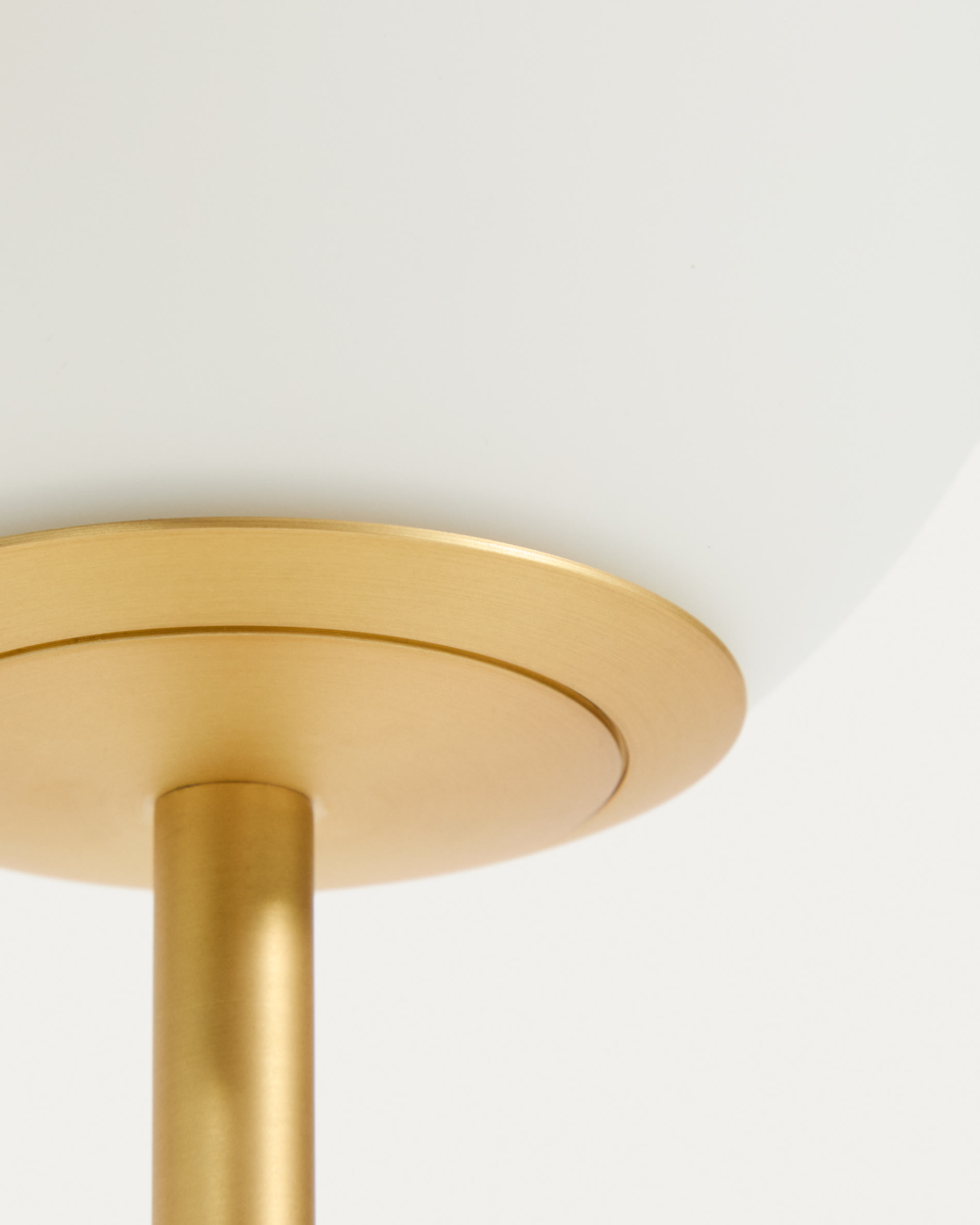Brisia metal table lamp with brushed brass finish and 1 frosted glass ball Ø15cm