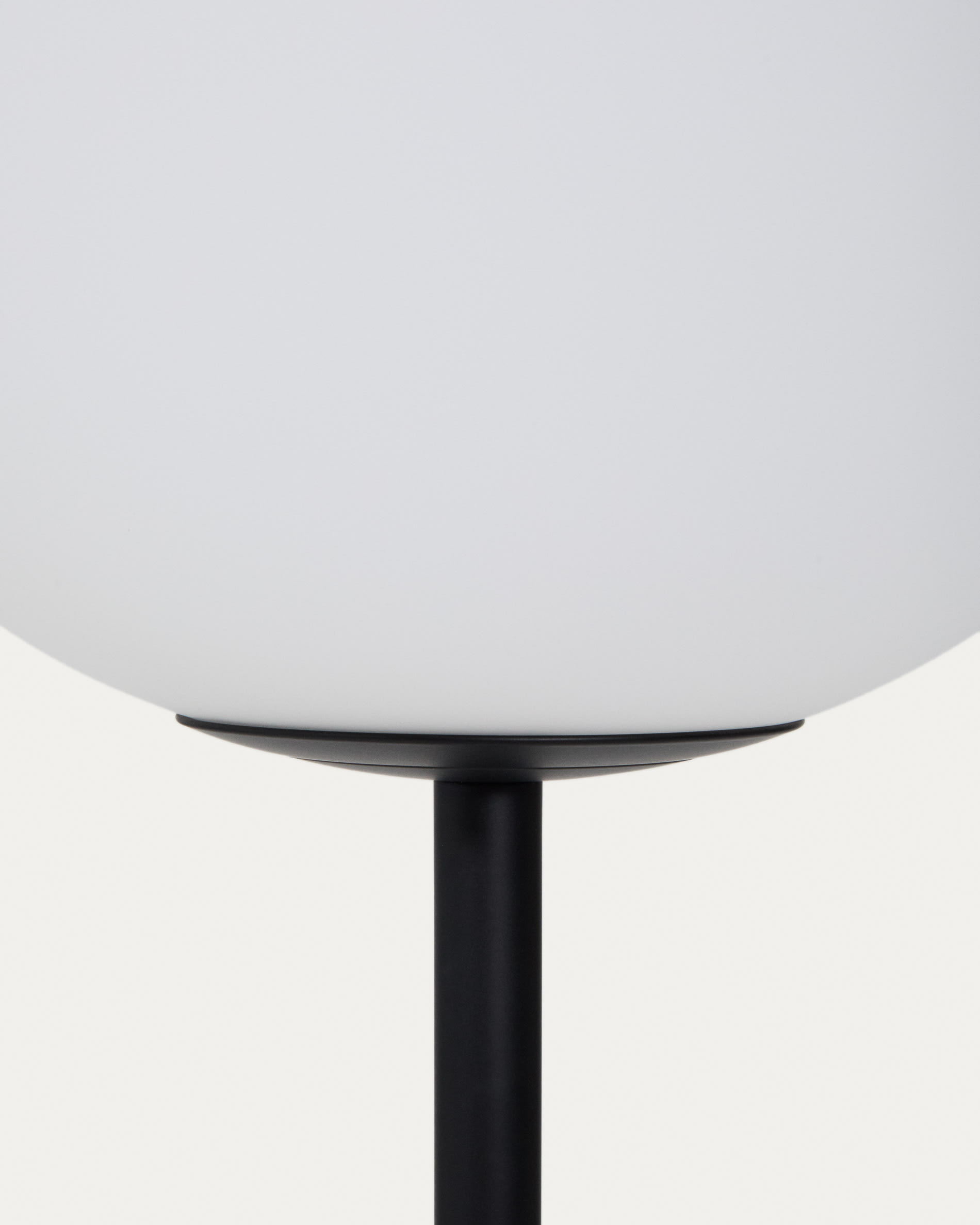 Brisia metal floor lamp with black finish and 1 frosted glass ball Ø30cm