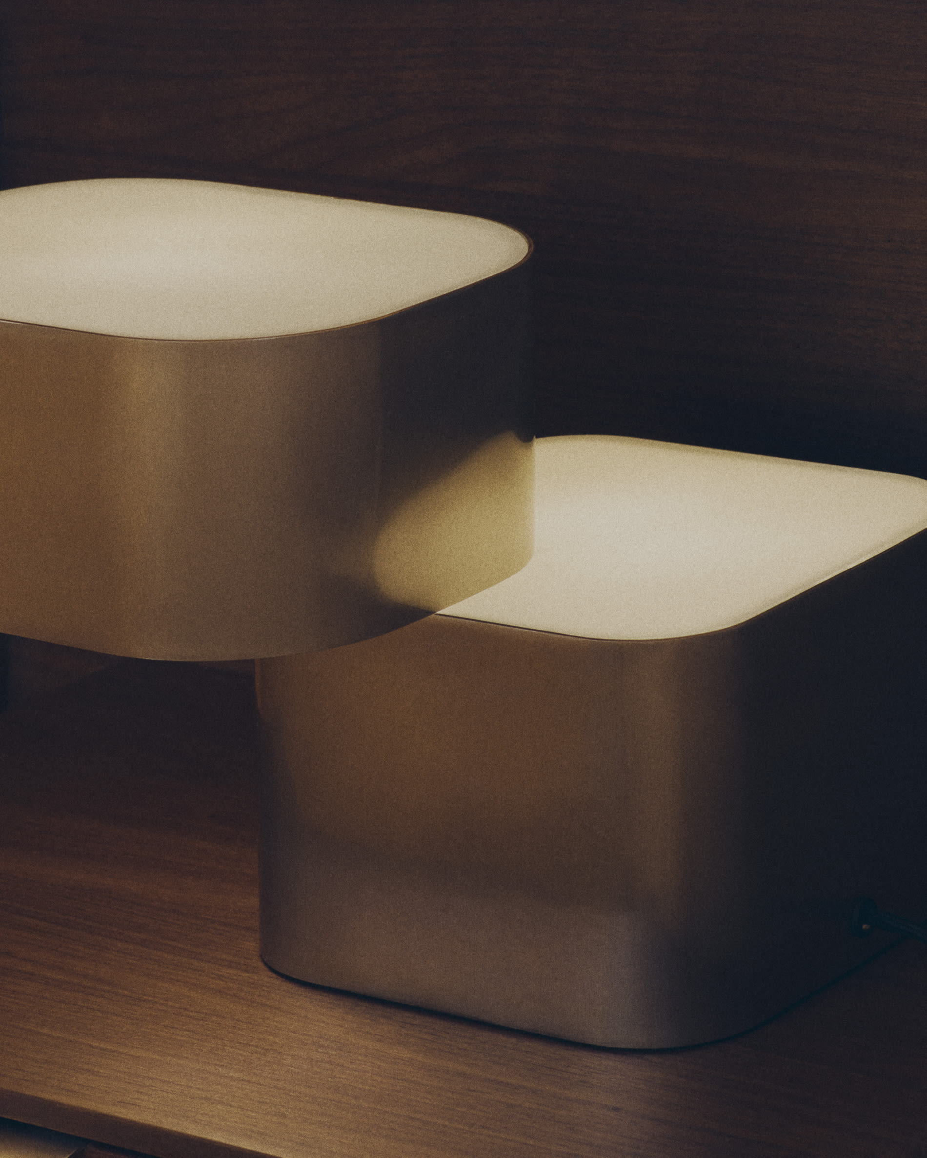 Tanden table lamp in grey metal with brushed finish