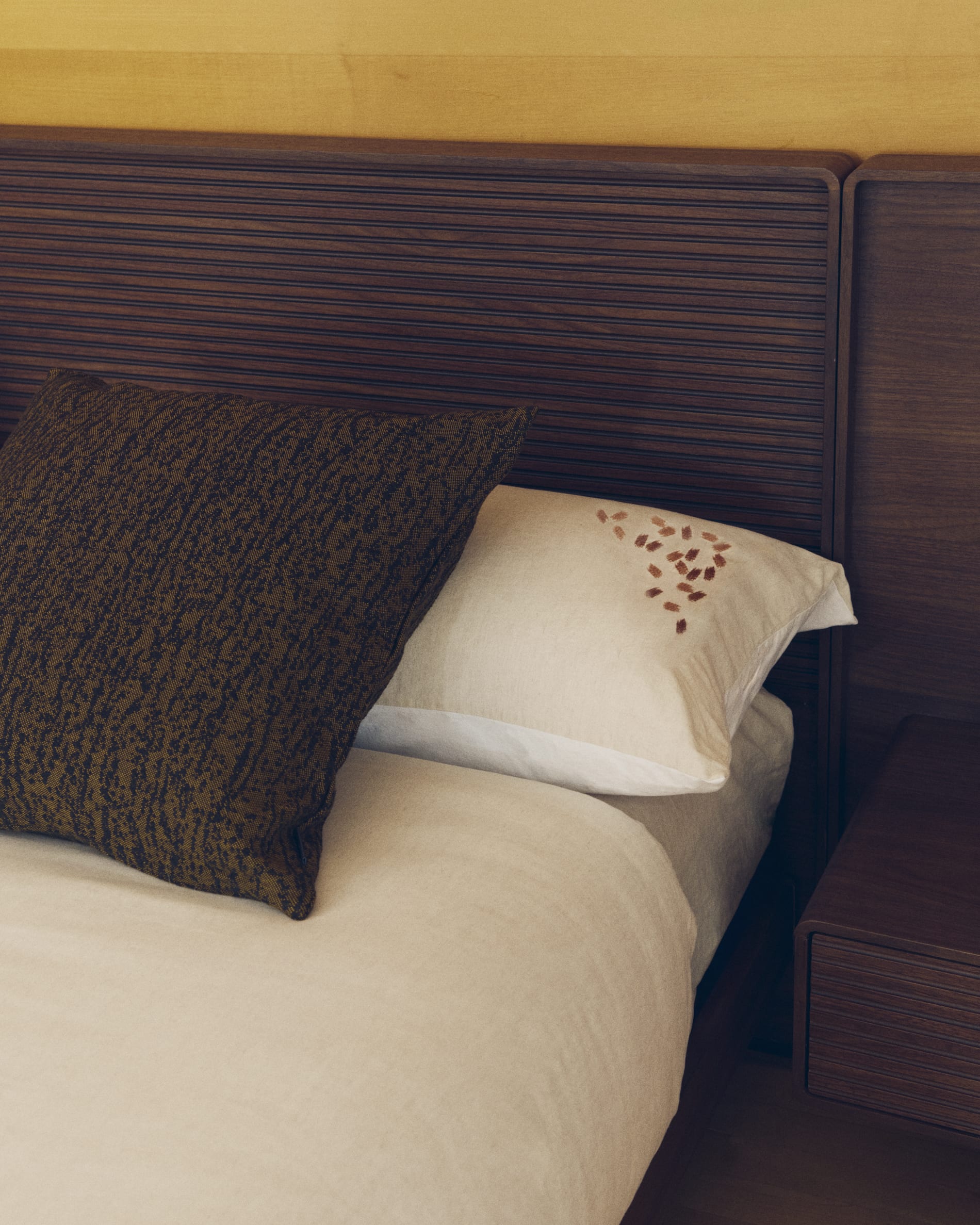 Virelda duvet cover and pillowcase set in beige cotton and linen with embroidered detail for 150cm bed