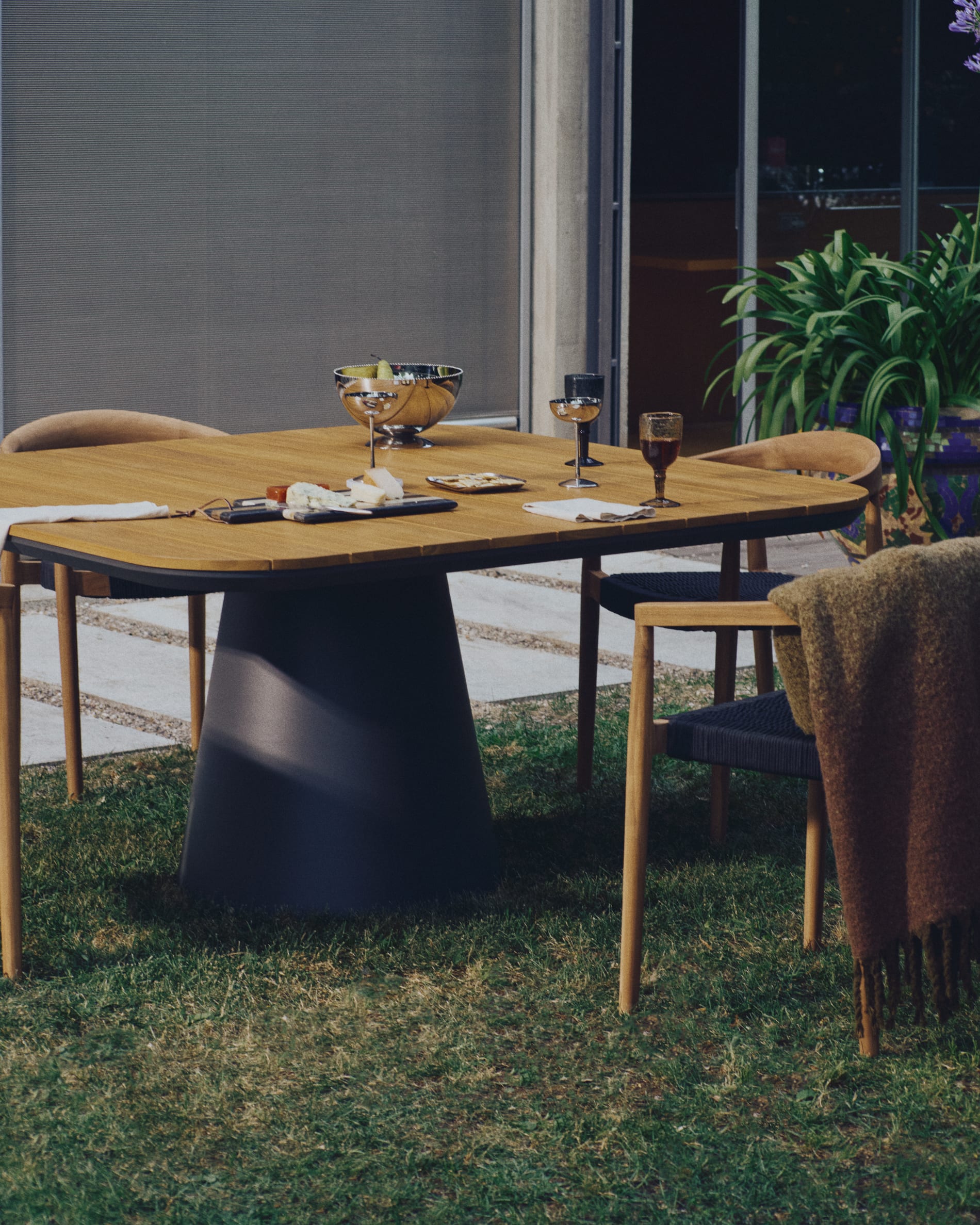 Tudons outdoor table in aluminium with a grey and teak finish, 148 x 148 cm FSC 100%