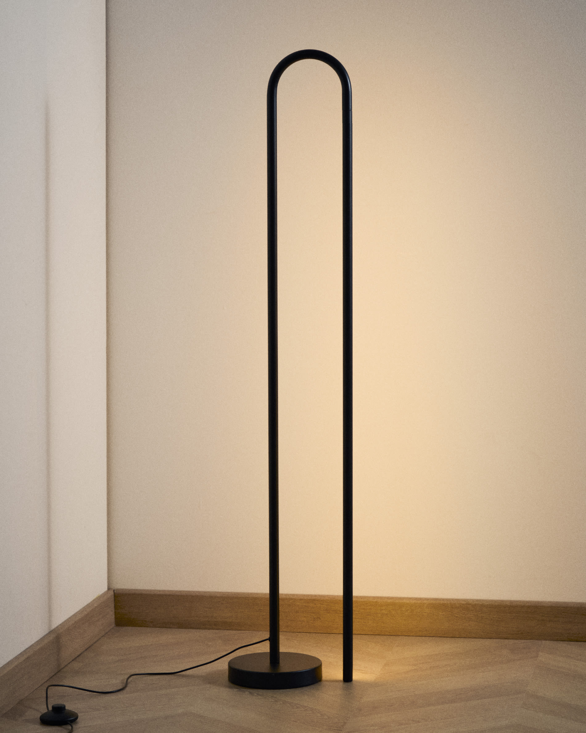 Bow black aluminium floor lamp