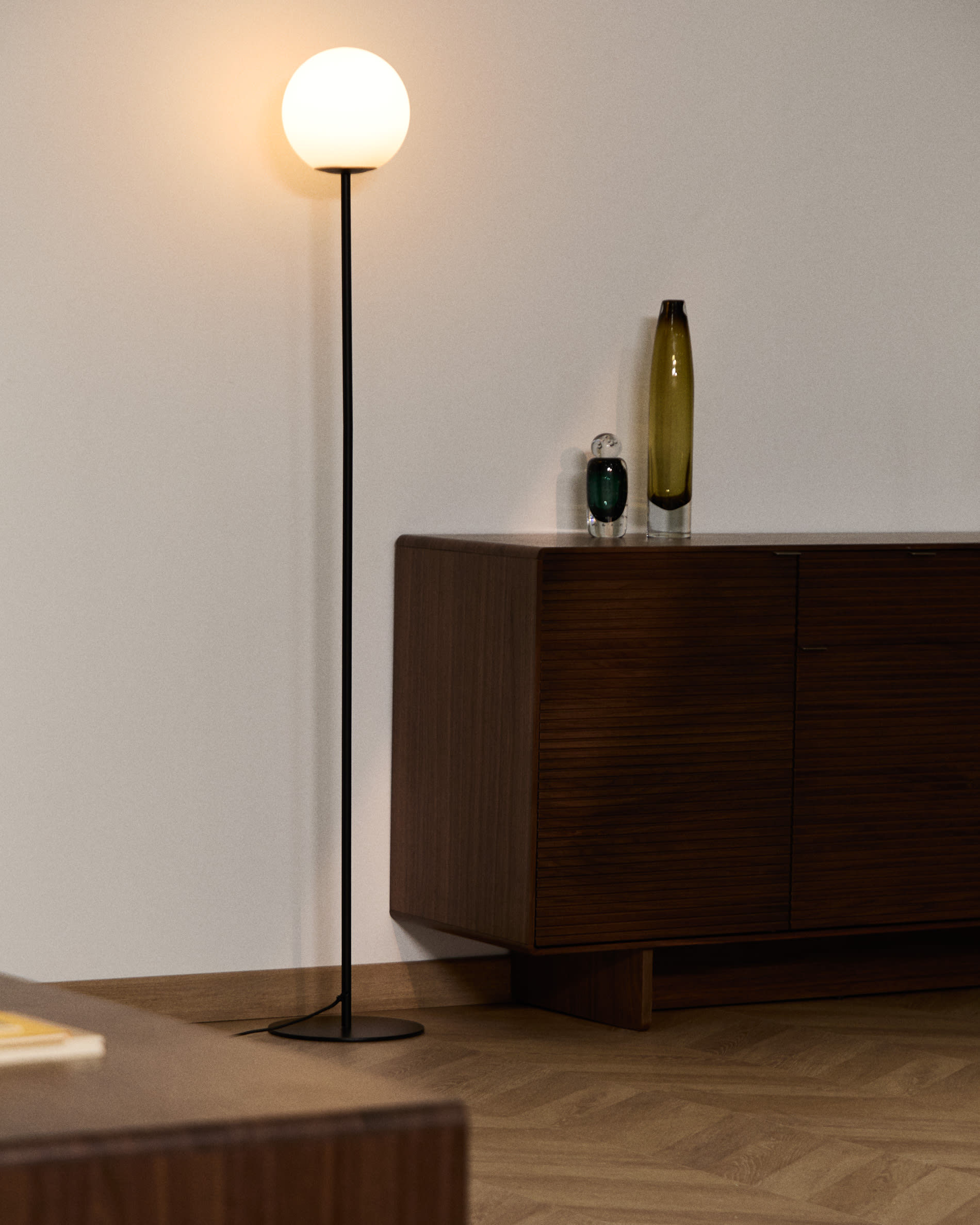 Brisia metal floor lamp with black finish and 1 frosted glass ball Ø20 cm