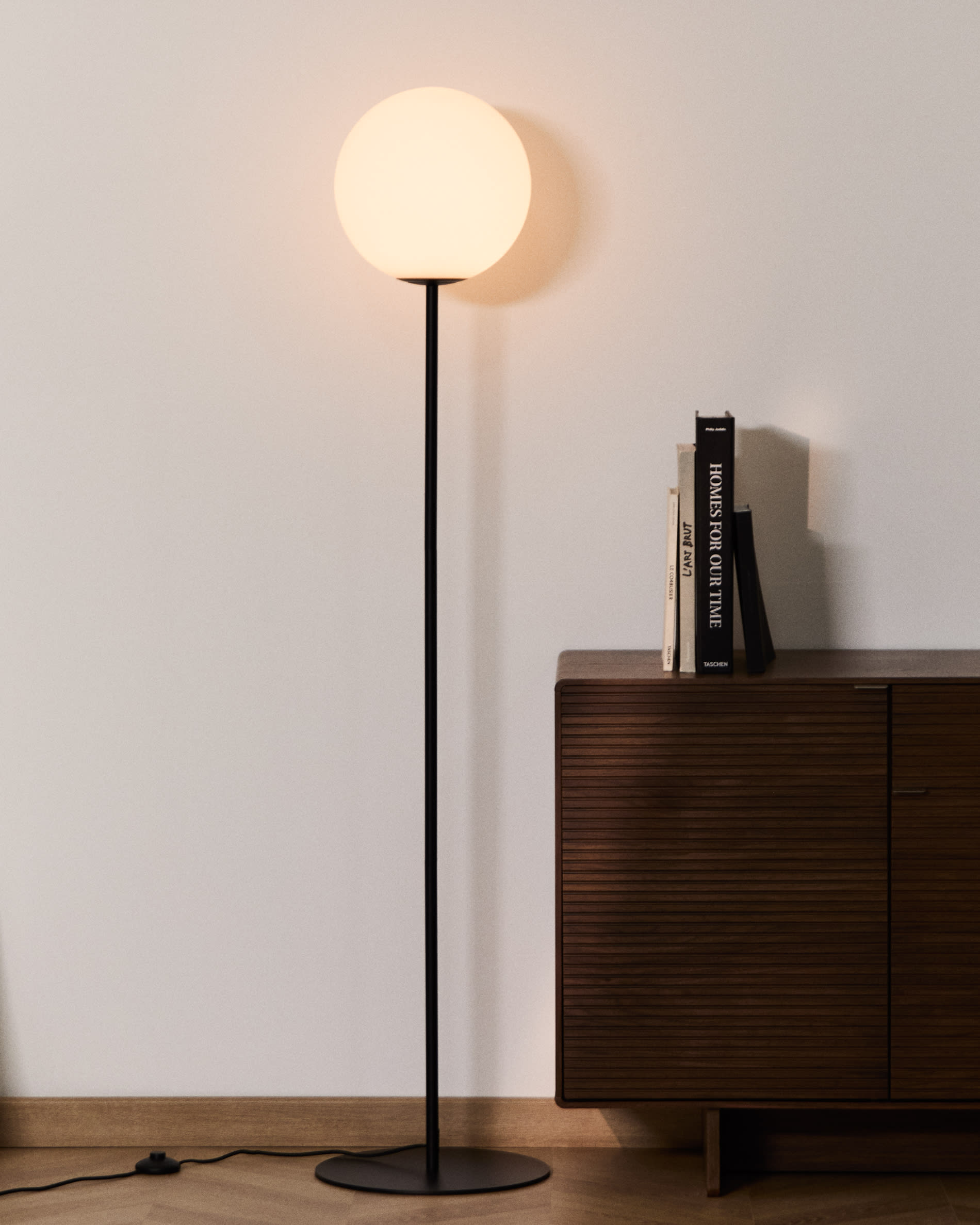 Lampadaire Brisia en métal finition noire avec 1 boule en verre dépoli Ø — Kave Home