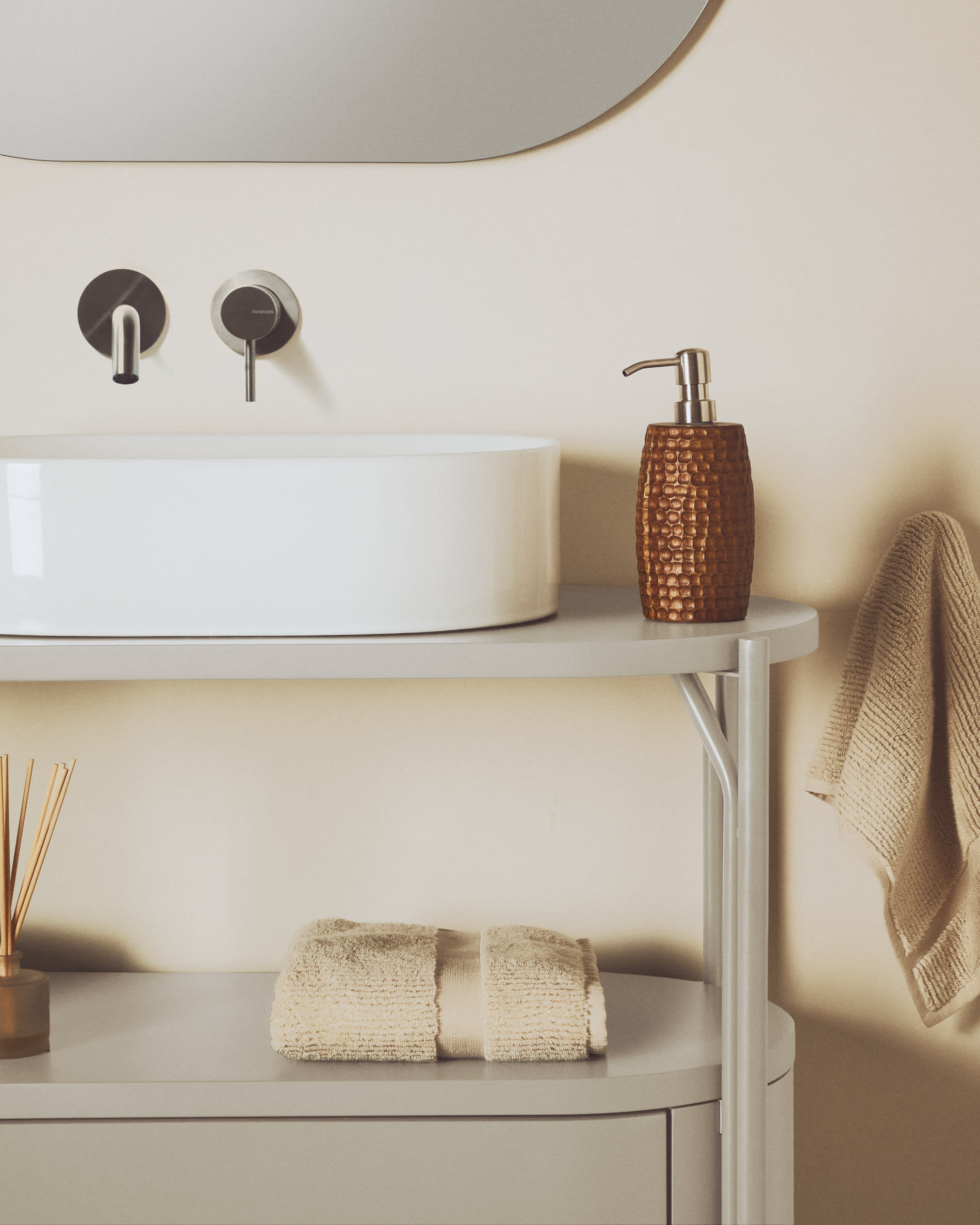 Ovara countertop basin in white glazed ceramic 50 x 31 cm
