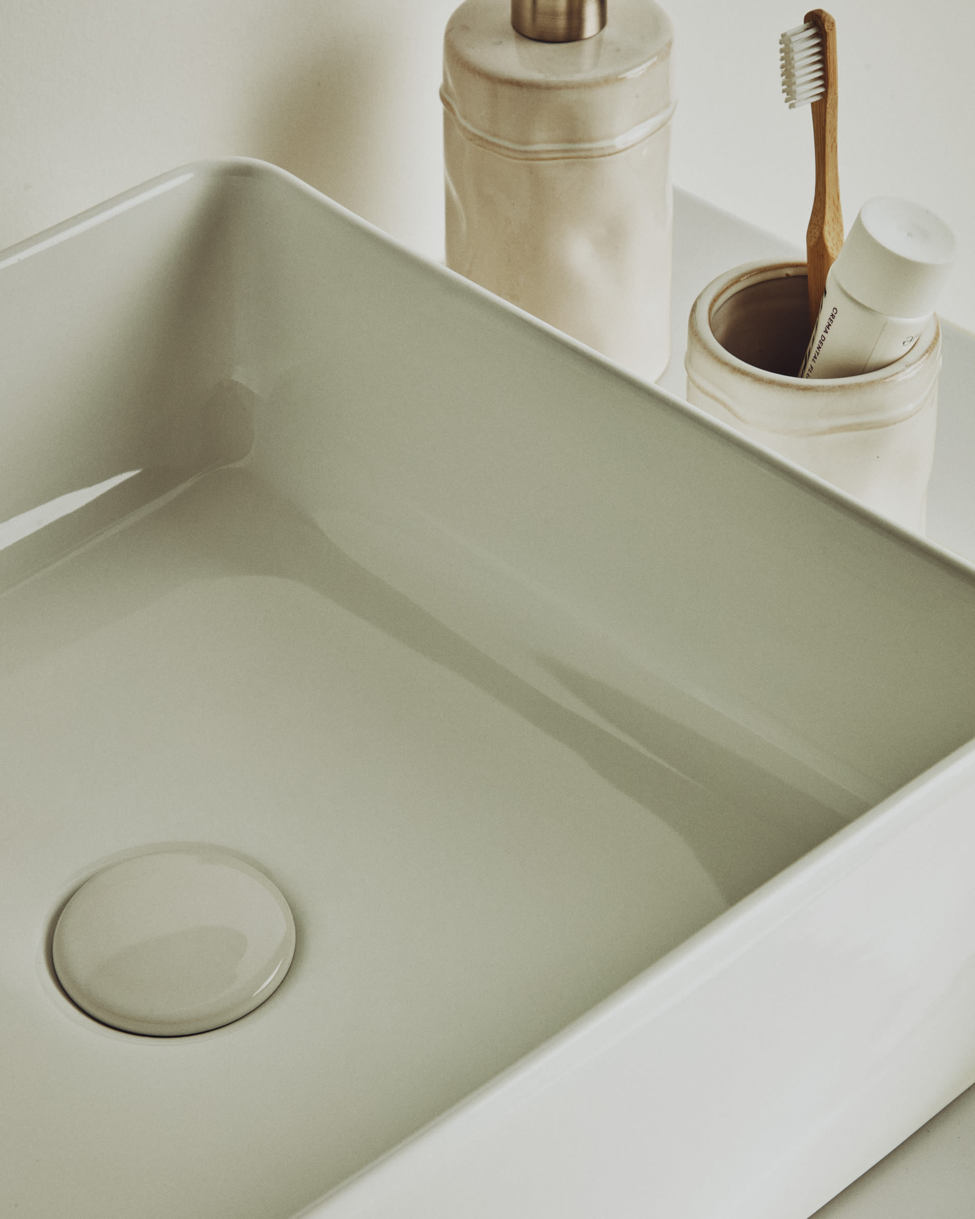 Ovara countertop basin in white glazed ceramic 36.5 x 36.5 cm