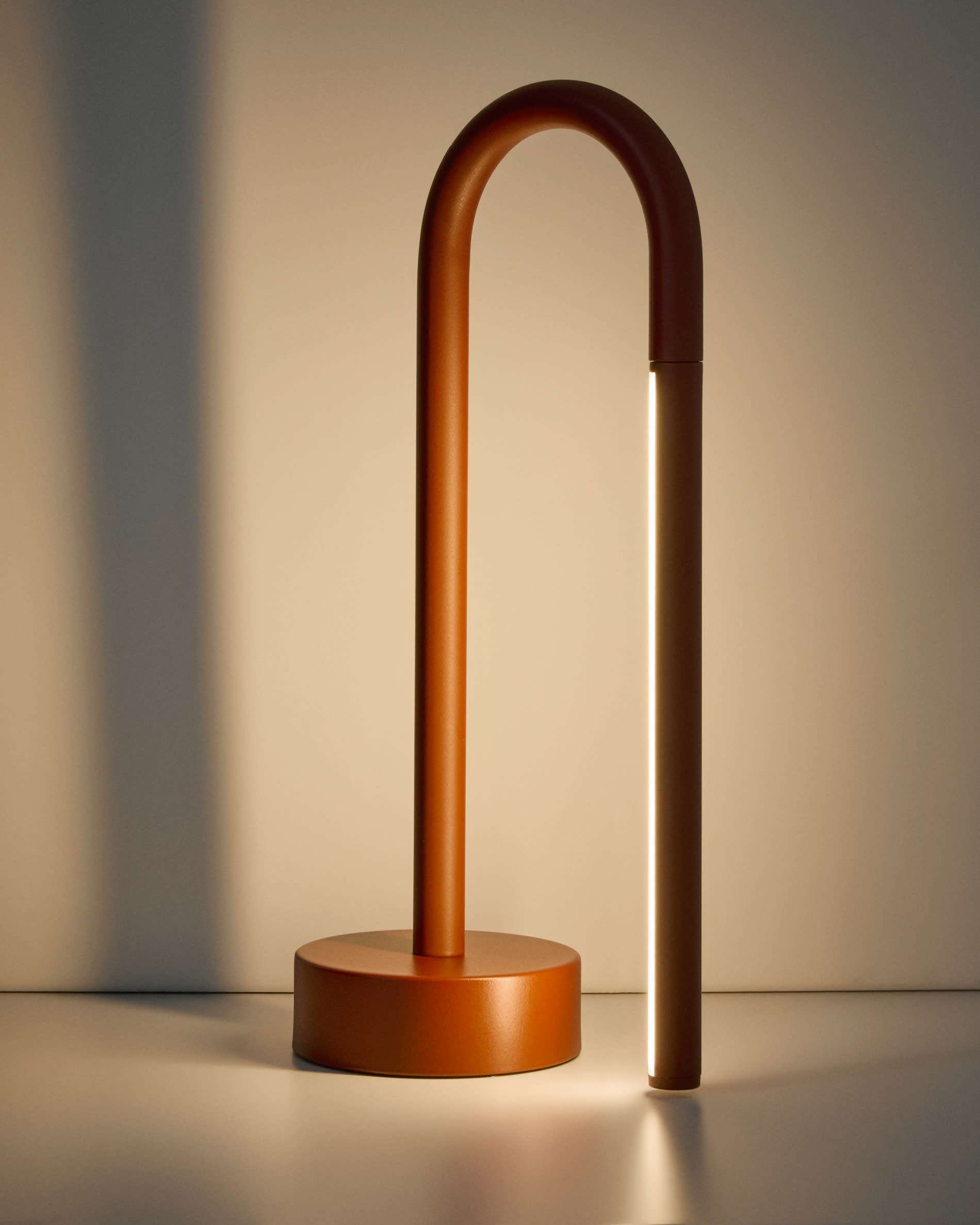 Bow red aluminium portable table lamp