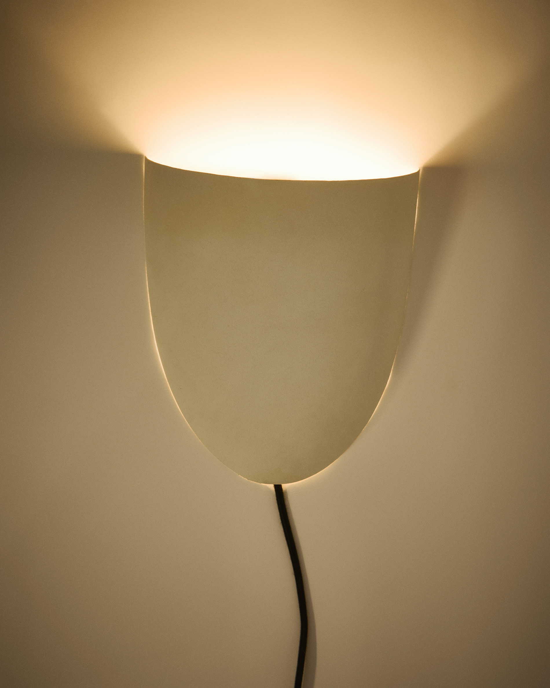 Nibla wall-mounted light fixture in white clay-effect metal