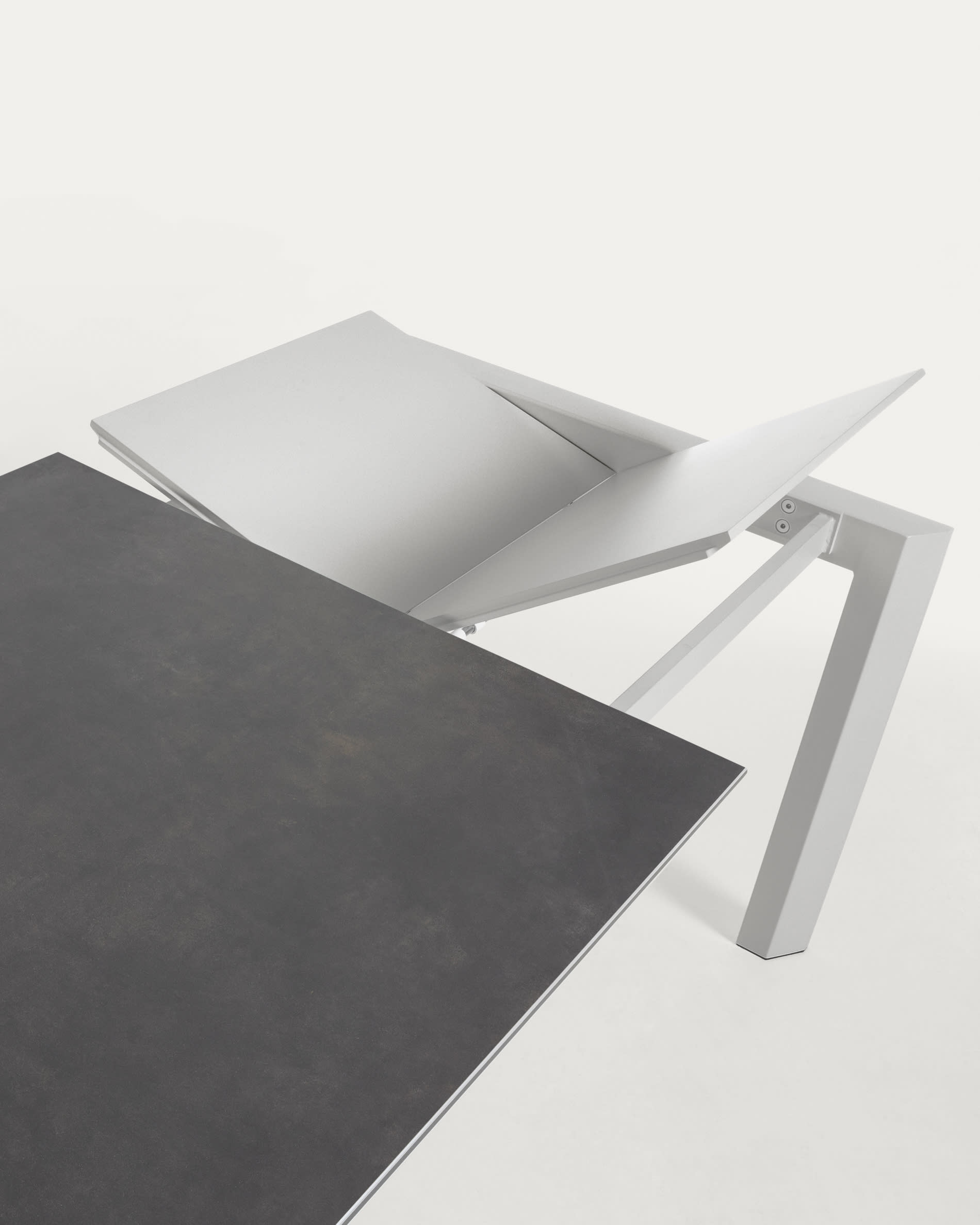 Table extensible Axis grès cérame finition Vulcano Roca pieds — Kave Home