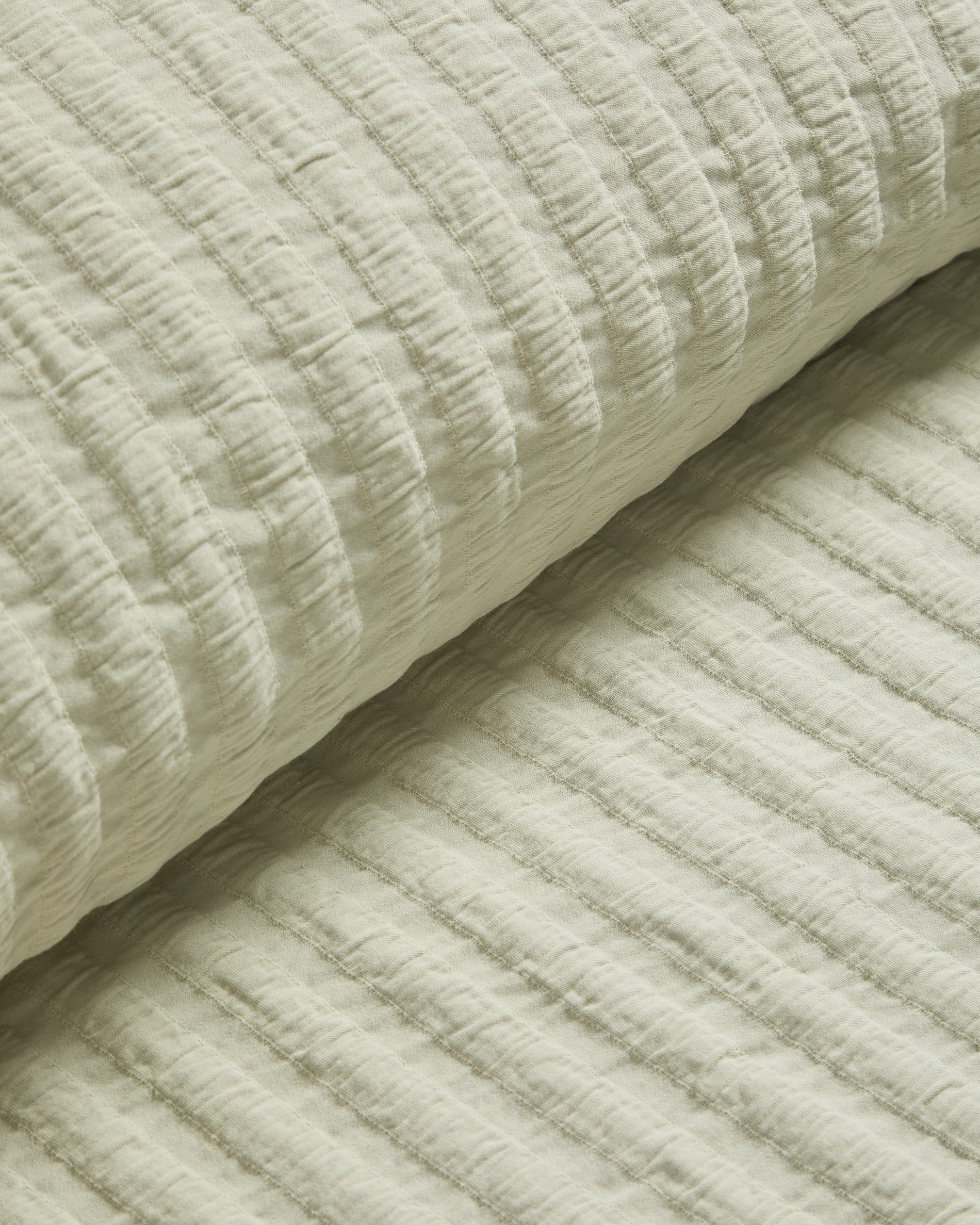 Rilune 100% cotton bedspread with light green embossed stripe effect for convertible cot