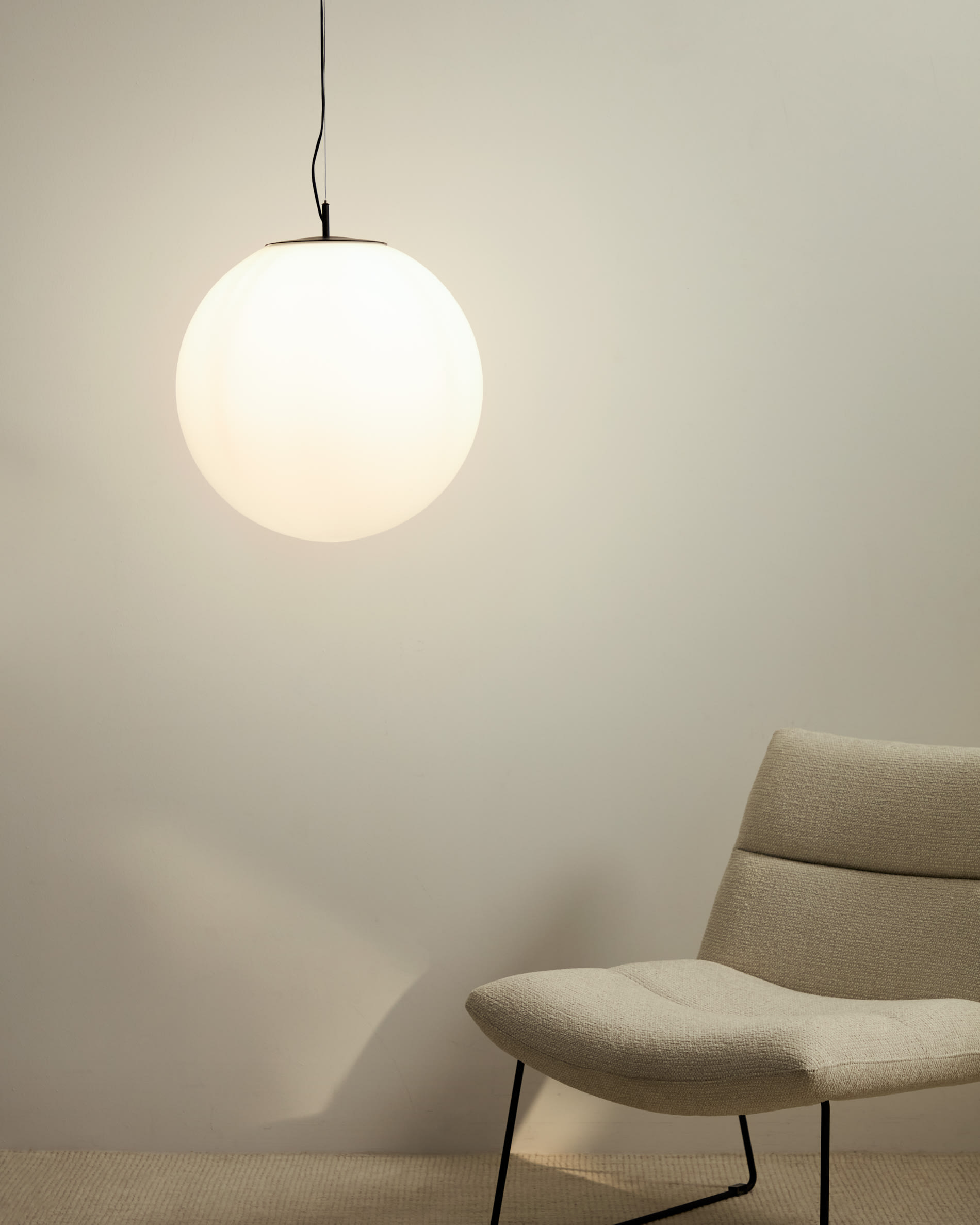 Brisia metal ceiling lamp with black finish and 1 frosted glass ball Ø50cm