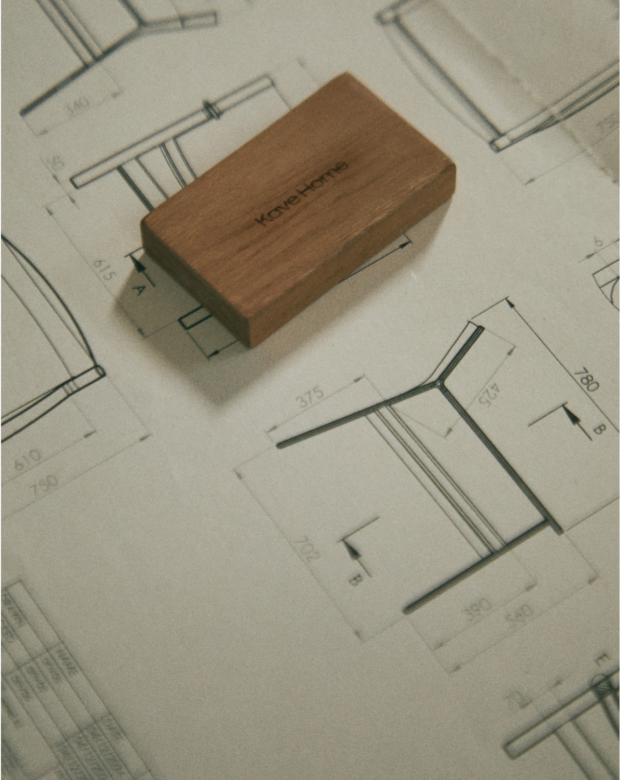 https://d.media.kavehome.com/image/upload/v1756378553/cms/landing-about-us-img-02.jpg