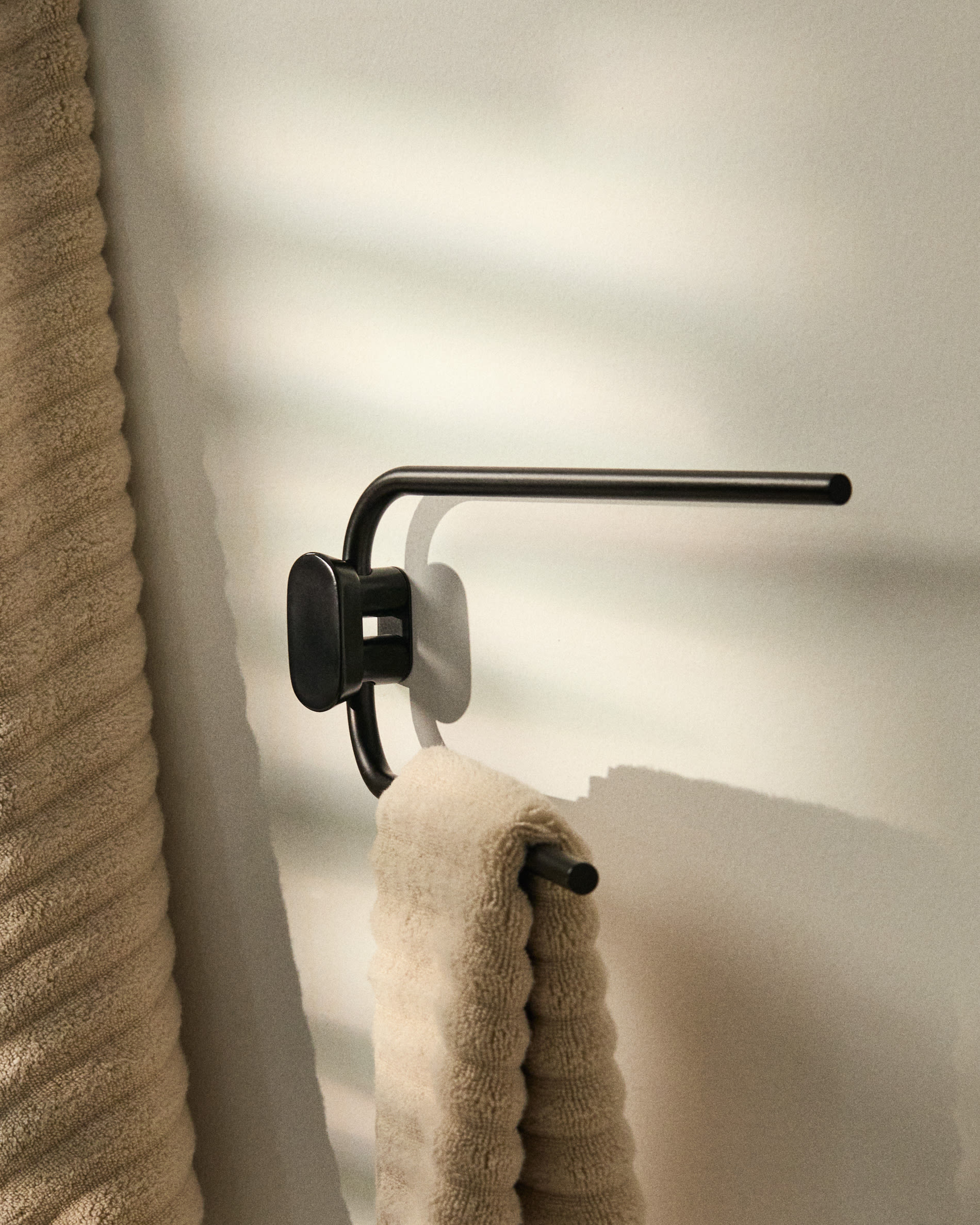 Black metal Arely twin-handle towel rail