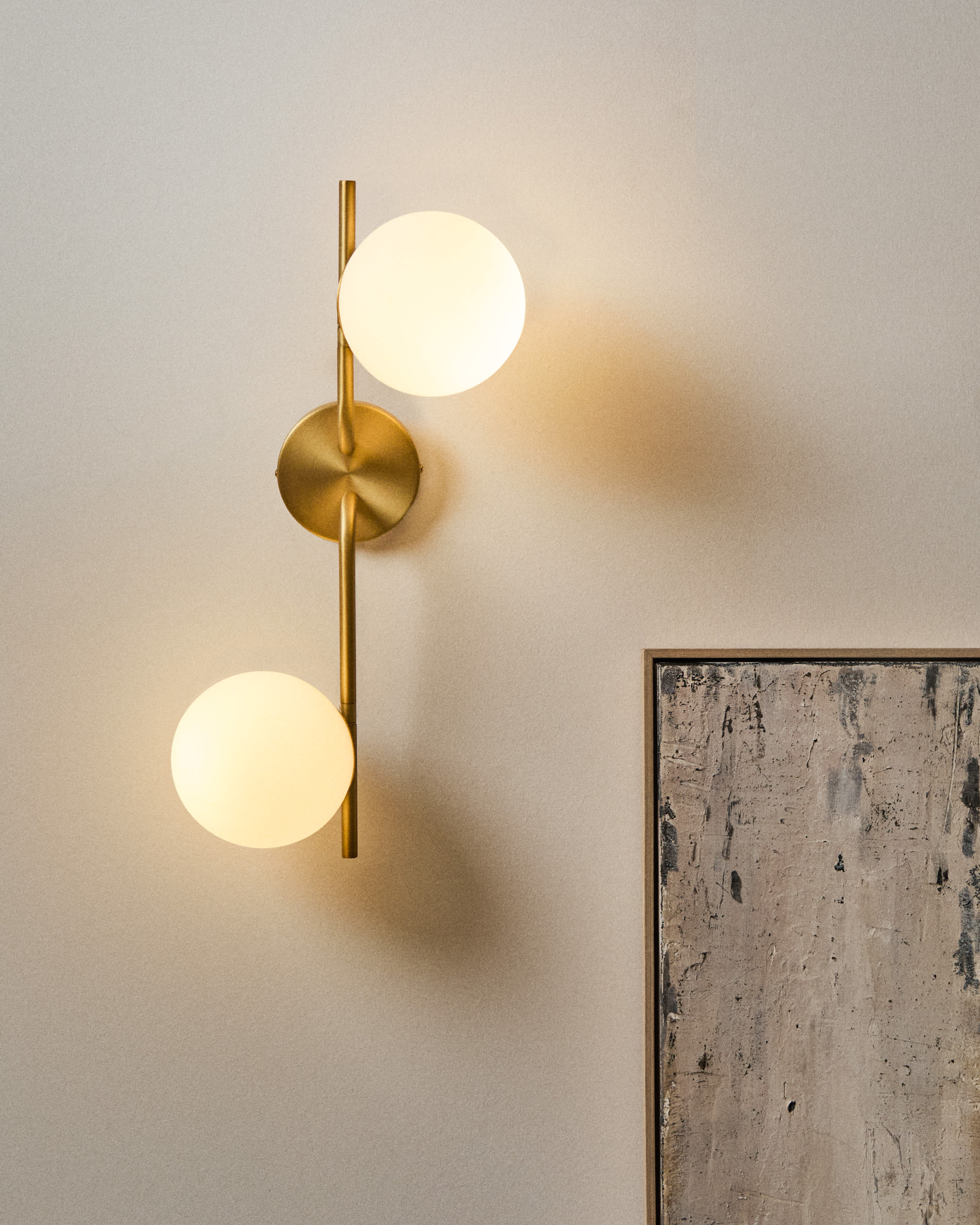 Brisia metal wall lamp with brushed brass finish and 2 frosted glass balls Ø15cm